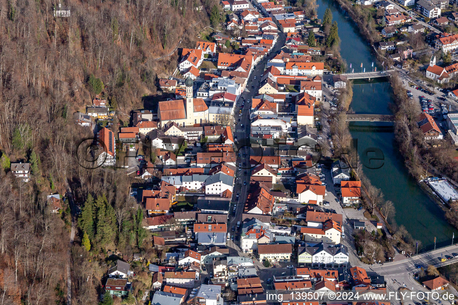 Luftaufnahme von Altstadt an der Loisach in Wolfratshausen im Bundesland Bayern, Deutschland