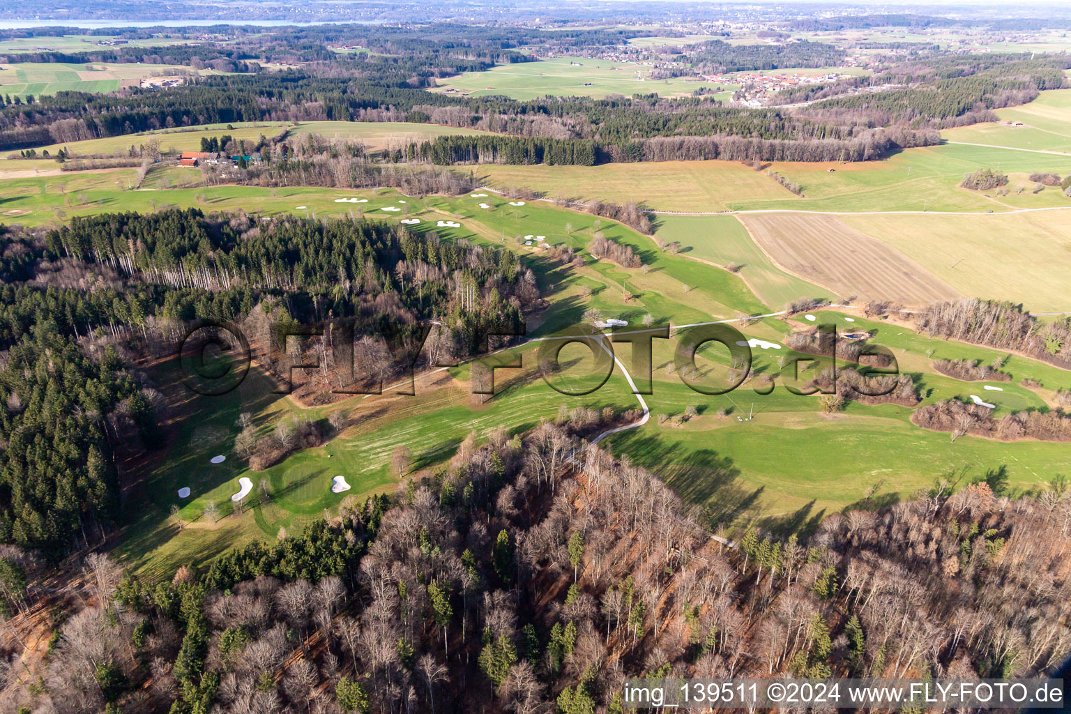 Luftaufnahme von Golfclub Berkramerhof im Ortsteil Dorfen in Icking im Bundesland Bayern, Deutschland