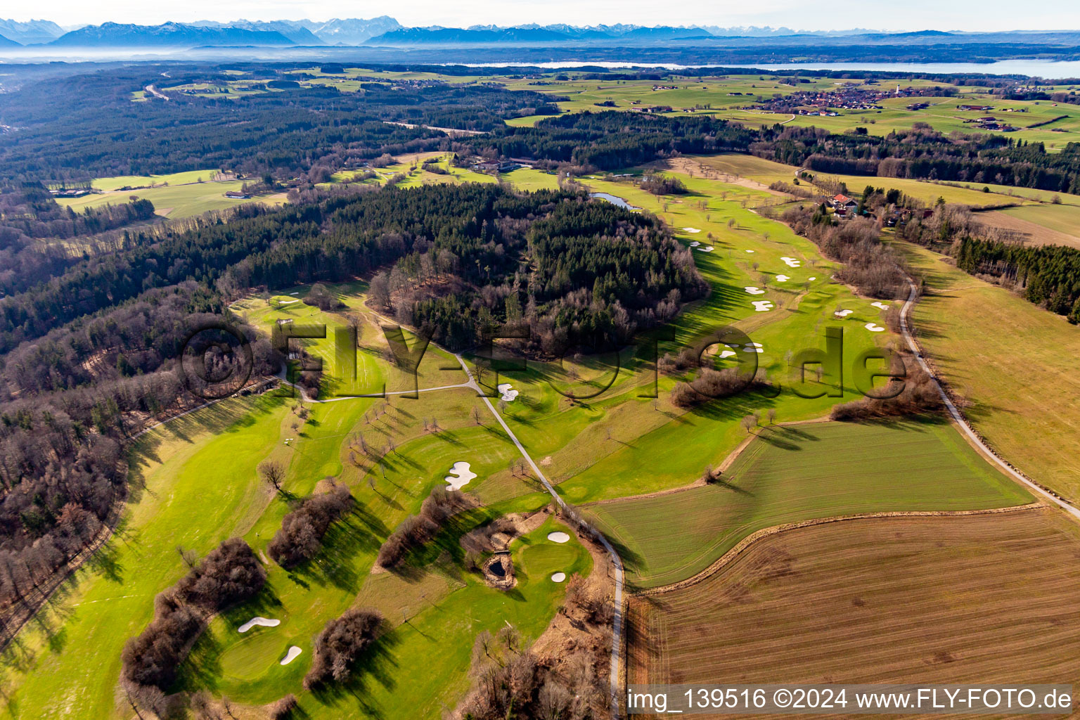 Schrägluftbild von Golfclub Berkramerhof im Ortsteil Dorfen in Icking im Bundesland Bayern, Deutschland