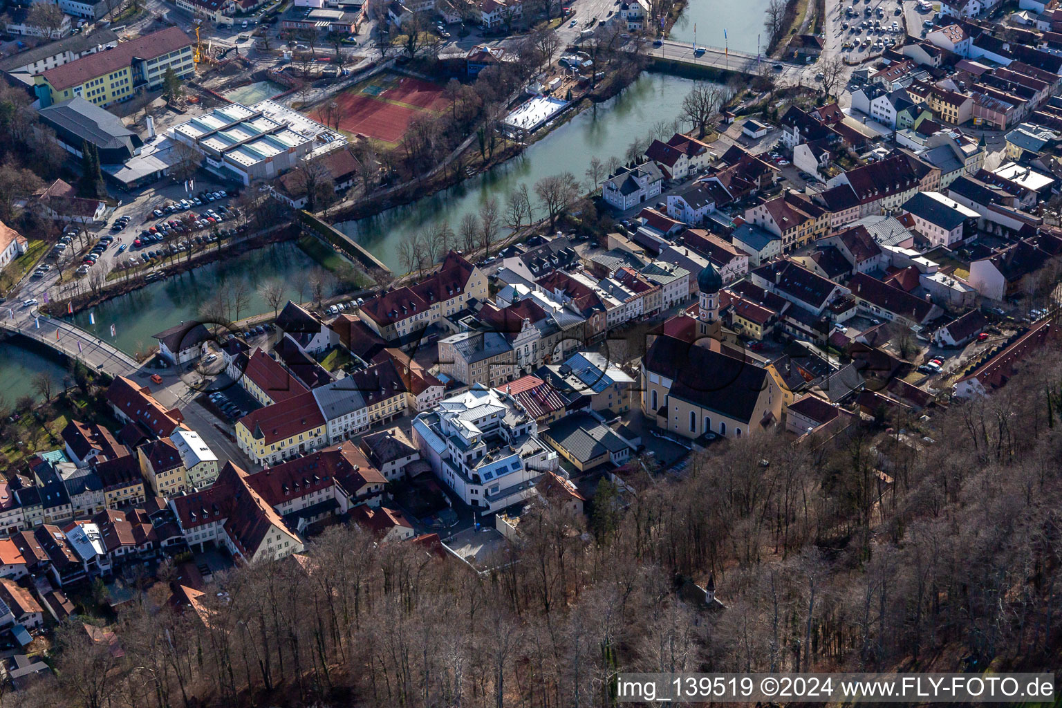 Luftbild von Altstadt mit St. Andreas Kirche Obermarkt am Loisachufer mit Sebastiani-Steg, Andreasbrücke in Wolfratshausen im Bundesland Bayern, Deutschland