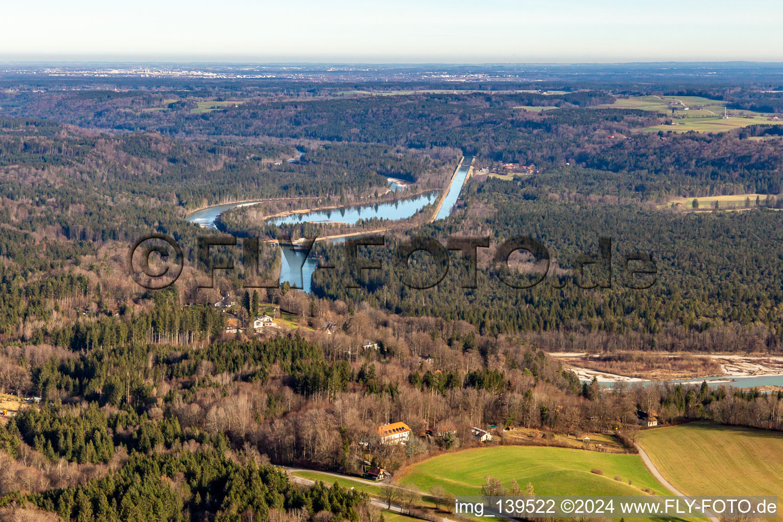 Ickinger Wehr und Weiher zwischen Mühltalkanal und Isarkanal im Ortsteil Ergertshausen in Egling im Bundesland Bayern, Deutschland