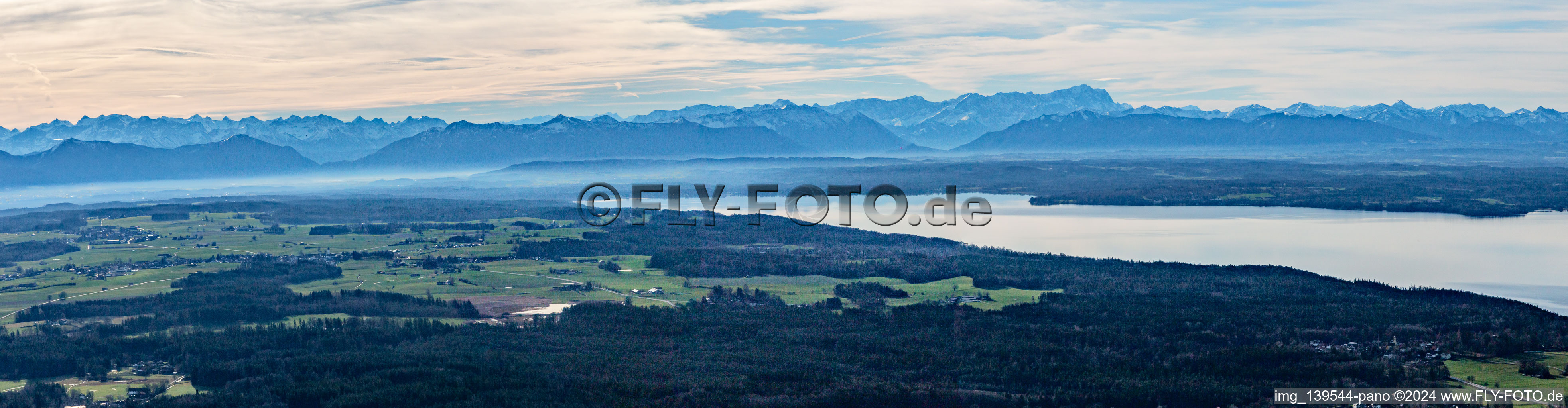 Mit Alpenpanorama in Starnberger See im Bundesland Bayern, Deutschland