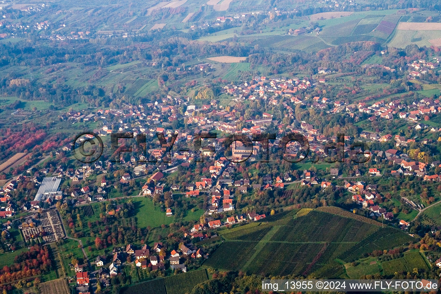 Luftbild von Dorf - Ansicht am Rande von landwirtschaftlichen Feldern und Nutzflächen in Sasbachwalden im Bundesland Baden-Württemberg, Deutschland