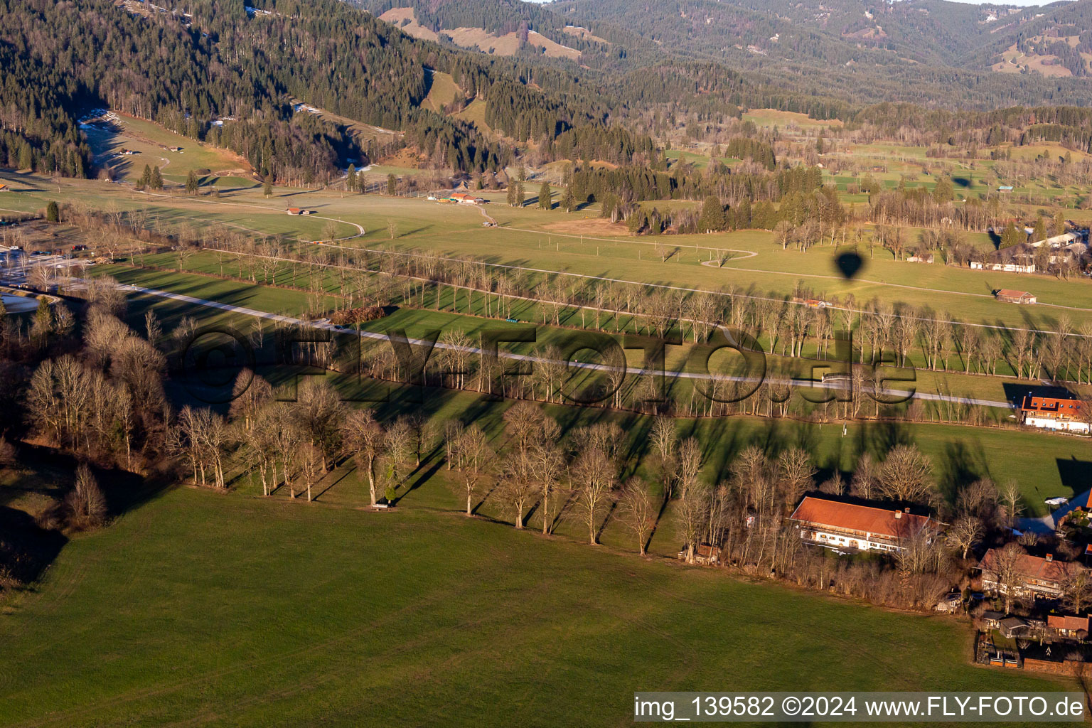 Parkplatz der Brauneck Bergbahn in Lenggries im Bundesland Bayern, Deutschland