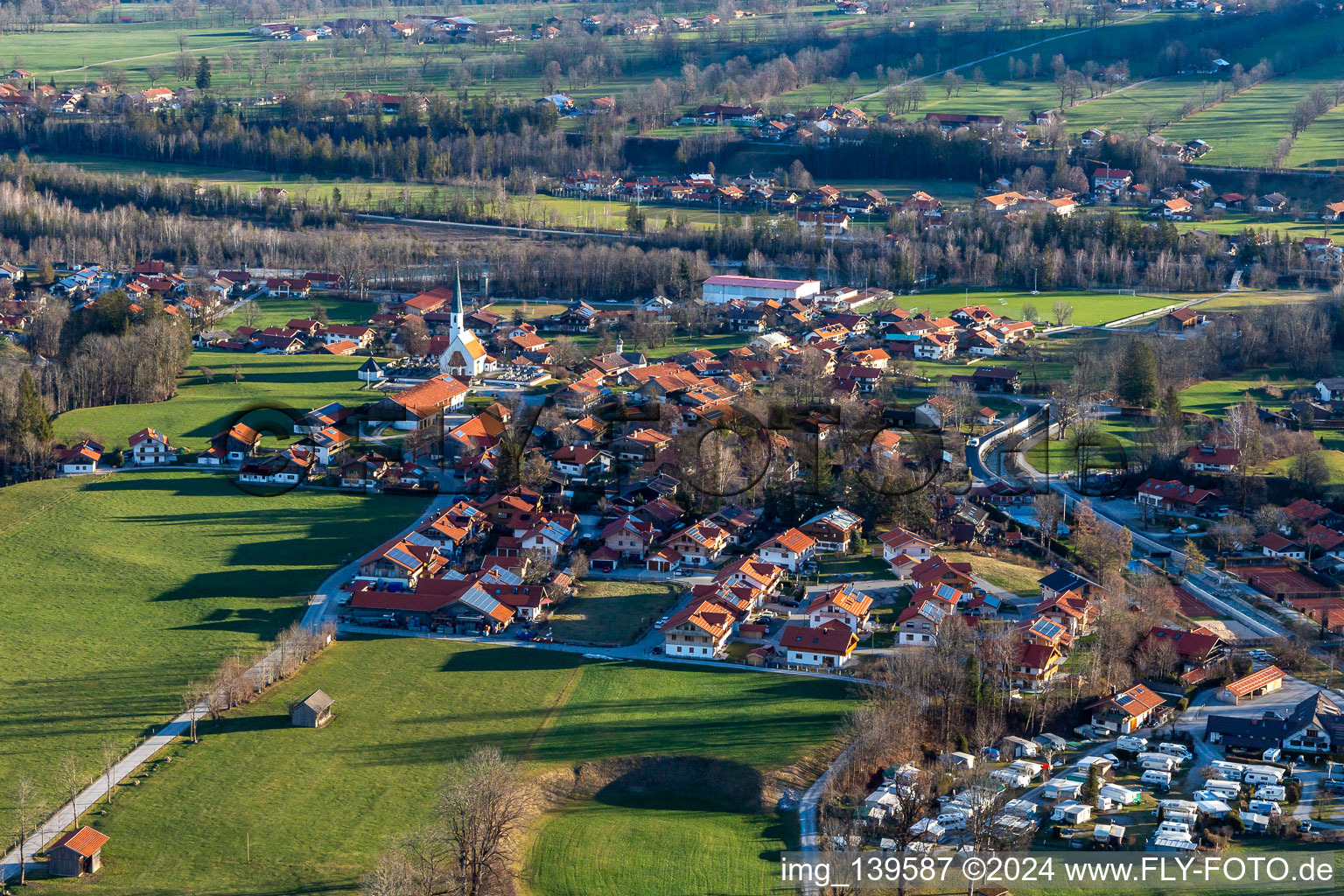 Ortsteil Arzbach von Westen in Wackersberg im Bundesland Bayern, Deutschland