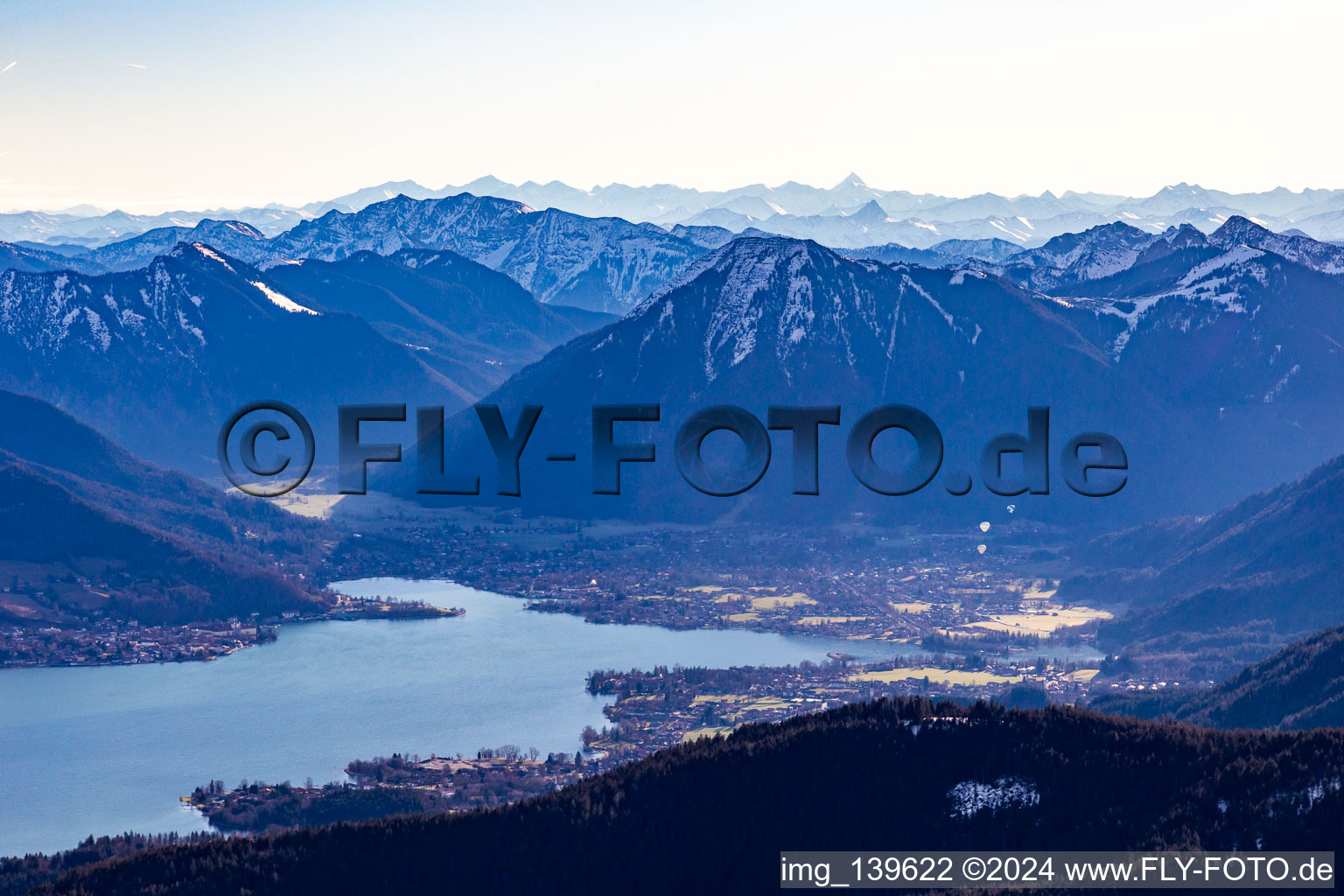 Luftaufnahme von Von Nordwesten im Ortsteil Holz in Tegernsee im Bundesland Bayern, Deutschland