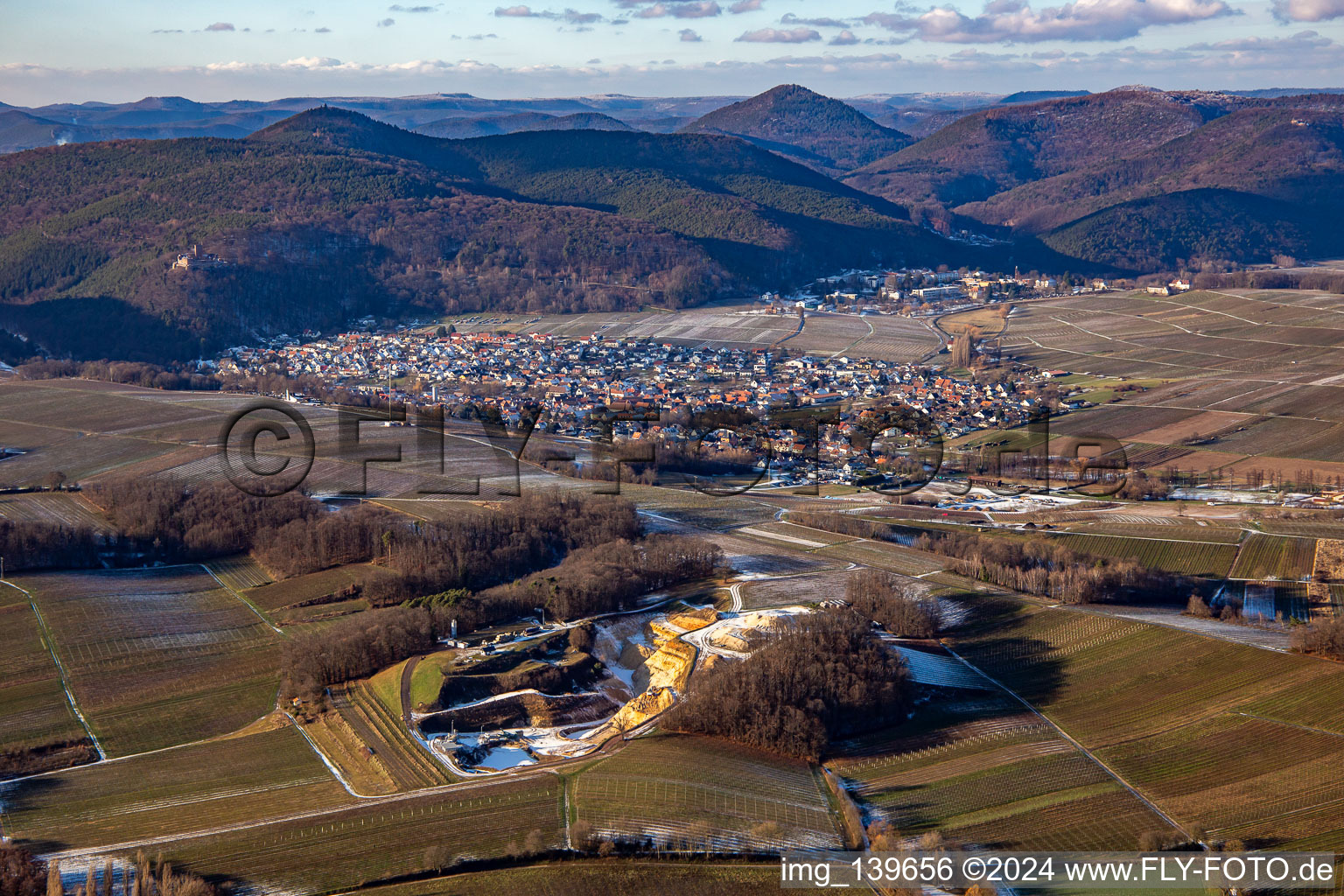 Klingenmünster von Südwesten Im Winter im Bundesland Rheinland-Pfalz, Deutschland