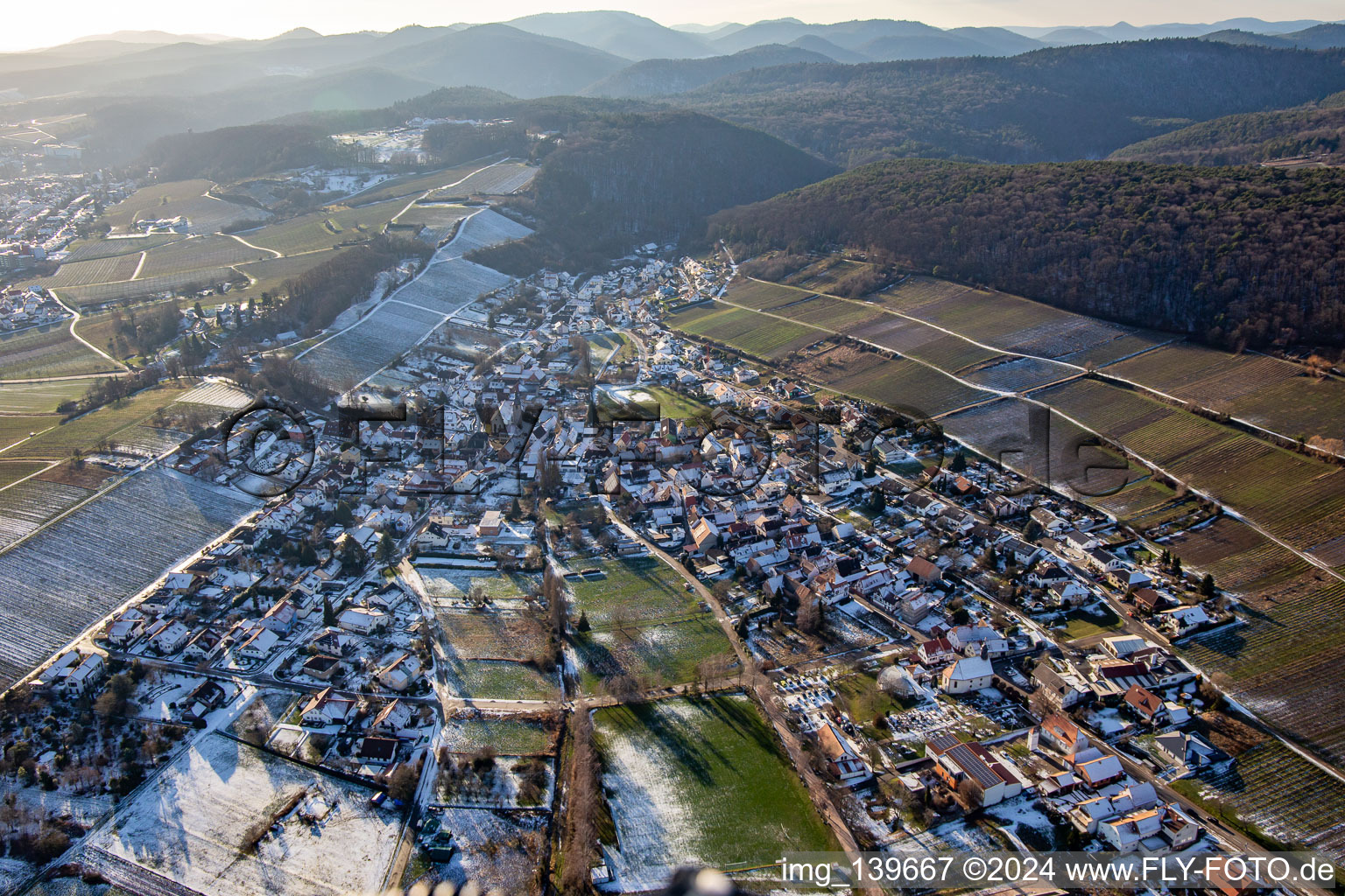 Luftbild von Im Winter bei Schnee im Ortsteil Pleisweiler in Pleisweiler-Oberhofen im Bundesland Rheinland-Pfalz, Deutschland