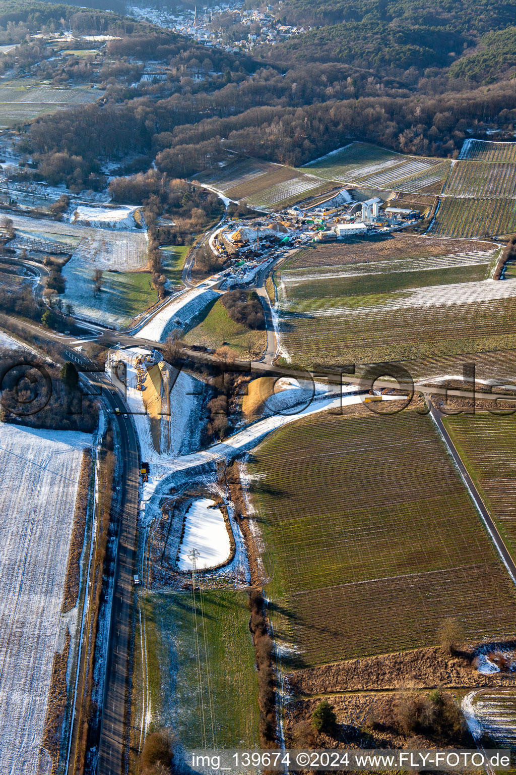 Tunnelbaustelle im Winter bei Schnee in Dörrenbach im Bundesland Rheinland-Pfalz, Deutschland