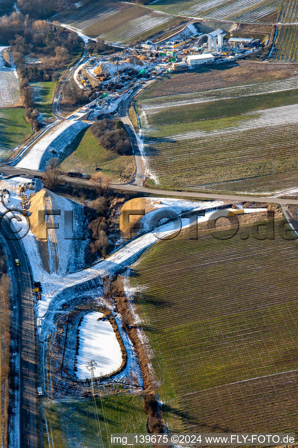 Luftbild von Tunnelbaustelle im Winter bei Schnee in Dörrenbach im Bundesland Rheinland-Pfalz, Deutschland
