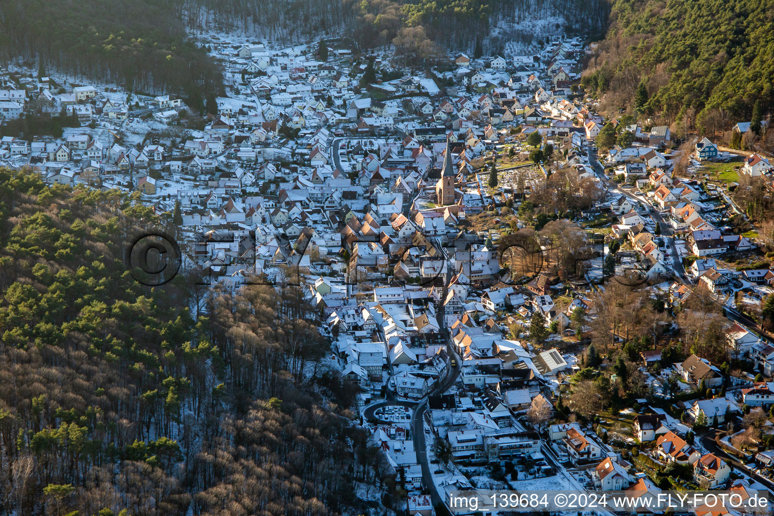 Luftbild von Das Dornröschen der Pfalz im Winter bei Schnee in Dörrenbach im Bundesland Rheinland-Pfalz, Deutschland