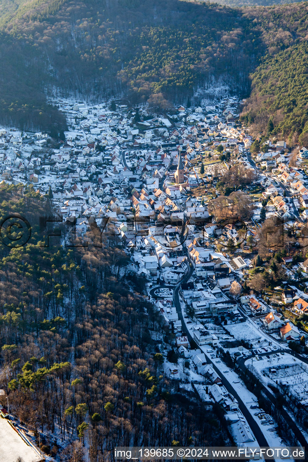 Luftaufnahme von Das Dornröschen der Pfalz im Winter bei Schnee in Dörrenbach im Bundesland Rheinland-Pfalz, Deutschland