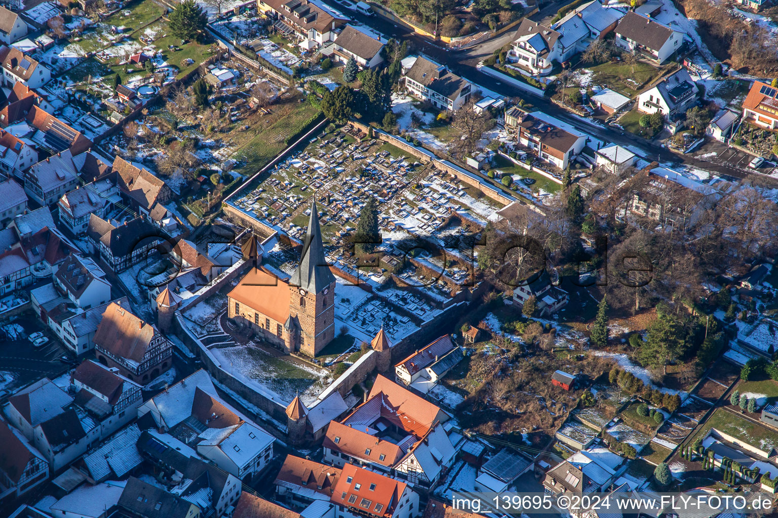 Luftbild von Wehrkirche St. Martin und Friedhof im Winter bei Schnee in Dörrenbach im Bundesland Rheinland-Pfalz, Deutschland