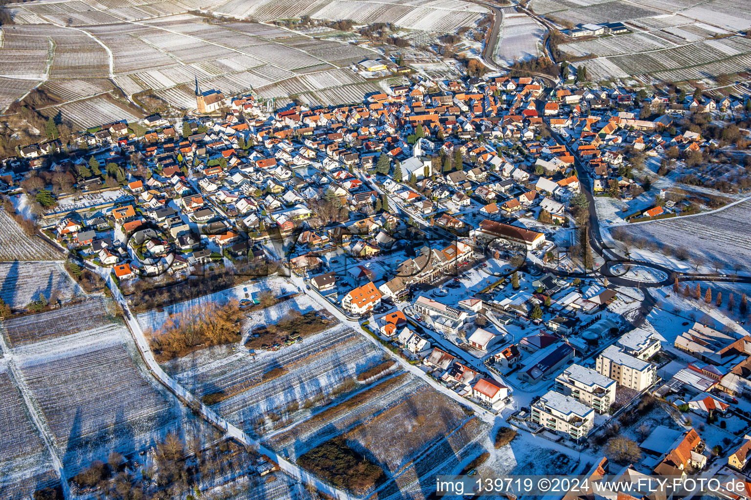 Im Winter bei Schnee von Südwesten im Ortsteil Rechtenbach in Schweigen-Rechtenbach im Bundesland Rheinland-Pfalz, Deutschland