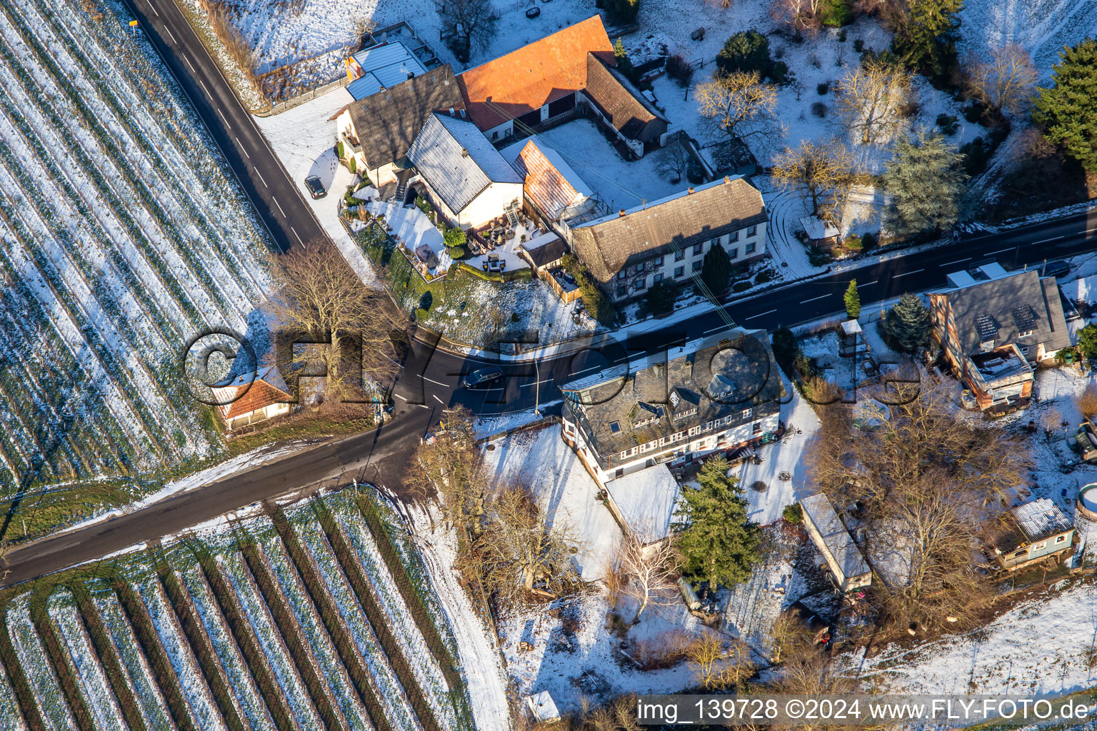 Luftbild von Landhotel Windhof im Winter bei Schnee in Schweighofen im Bundesland Rheinland-Pfalz, Deutschland