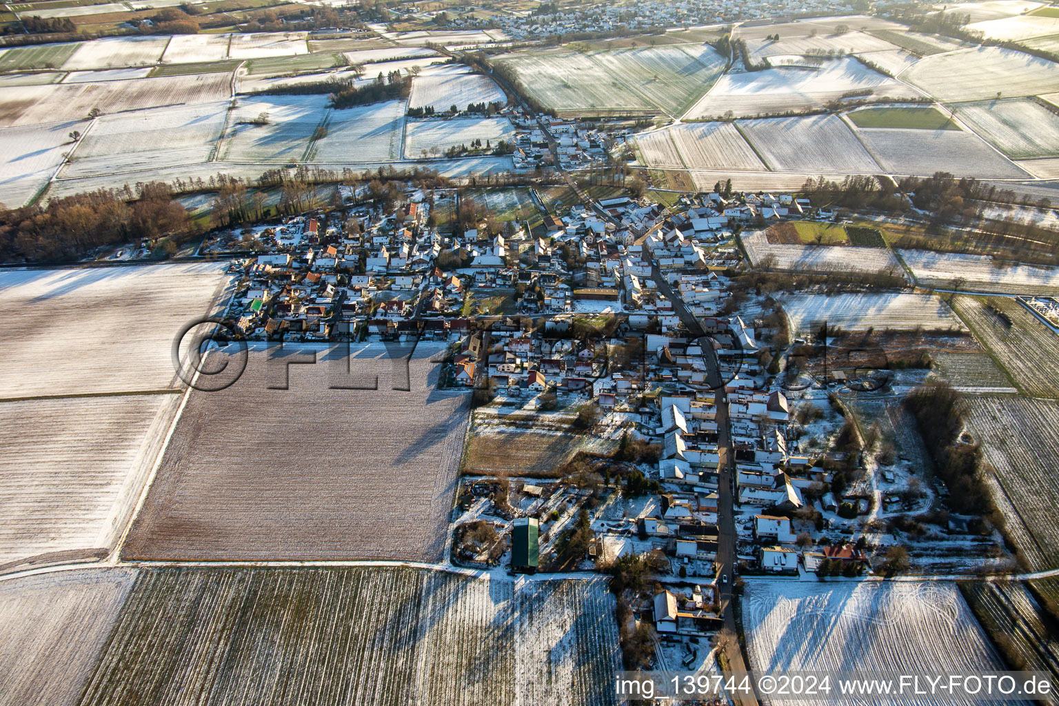 Im Winter bei Schnee von Norden im Ortsteil Kleinsteinfeld in Niederotterbach im Bundesland Rheinland-Pfalz, Deutschland
