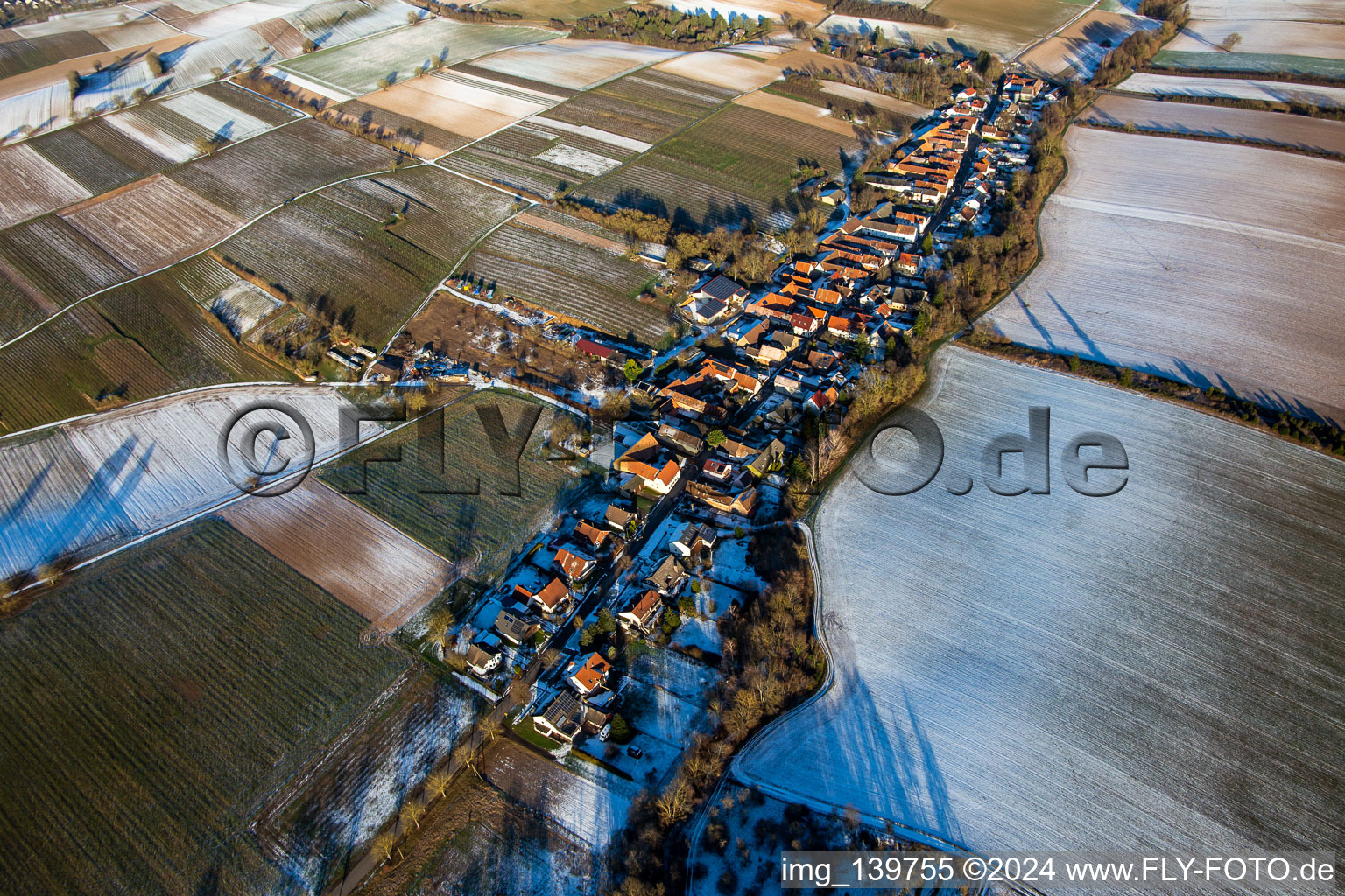 Luftbild von Im Winter bei Schnee von Westen in Vollmersweiler im Bundesland Rheinland-Pfalz, Deutschland
