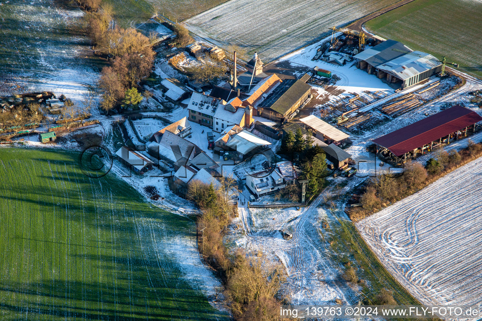 Luftbild von Holzwerk ORTH in der Schaidter Mühle im Winter bei Schnee in Wörth am Rhein im Bundesland Rheinland-Pfalz, Deutschland