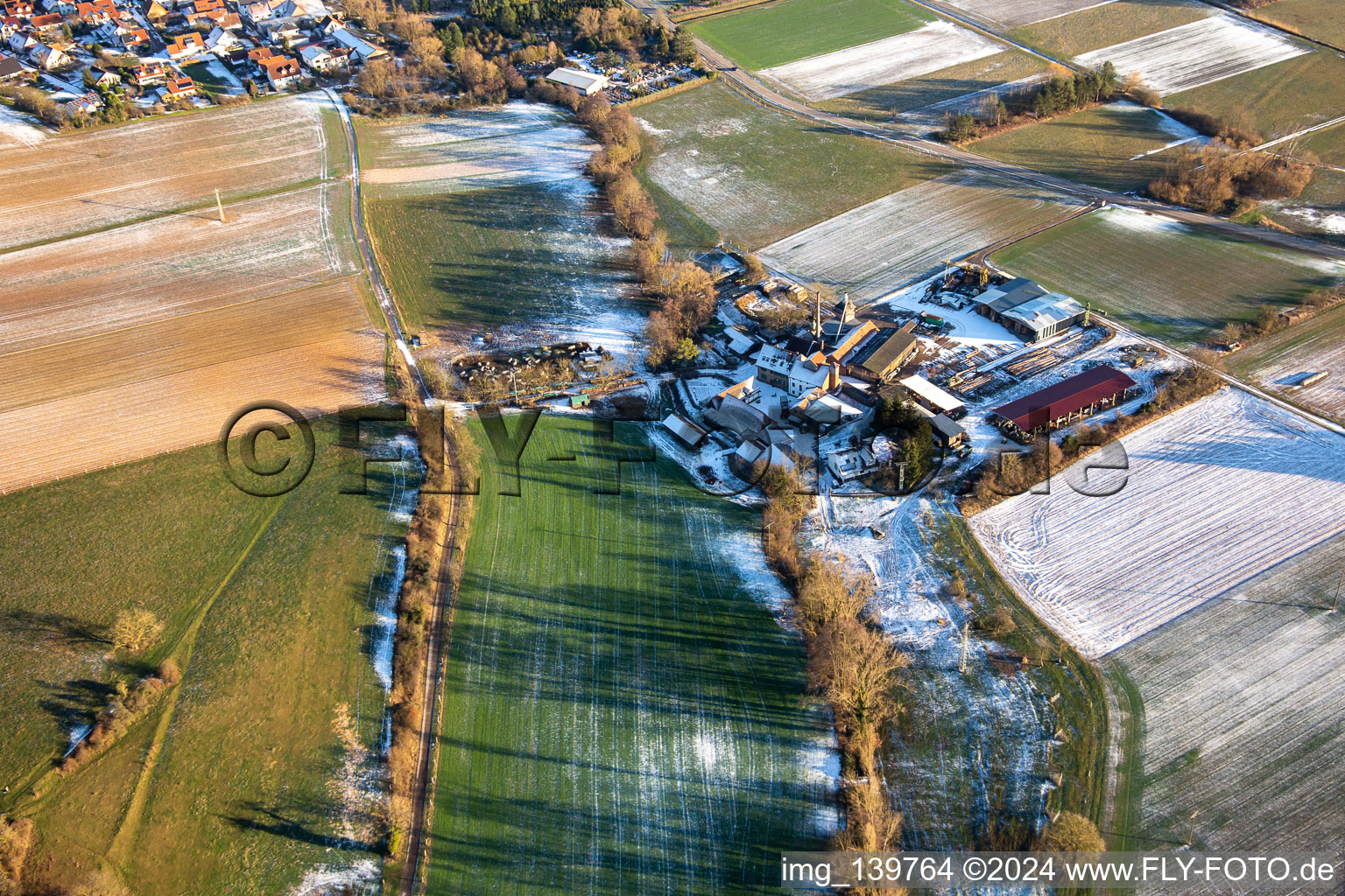 Luftaufnahme von Holzwerk ORTH in der Schaidter Mühle im Winter bei Schnee in Wörth am Rhein im Bundesland Rheinland-Pfalz, Deutschland