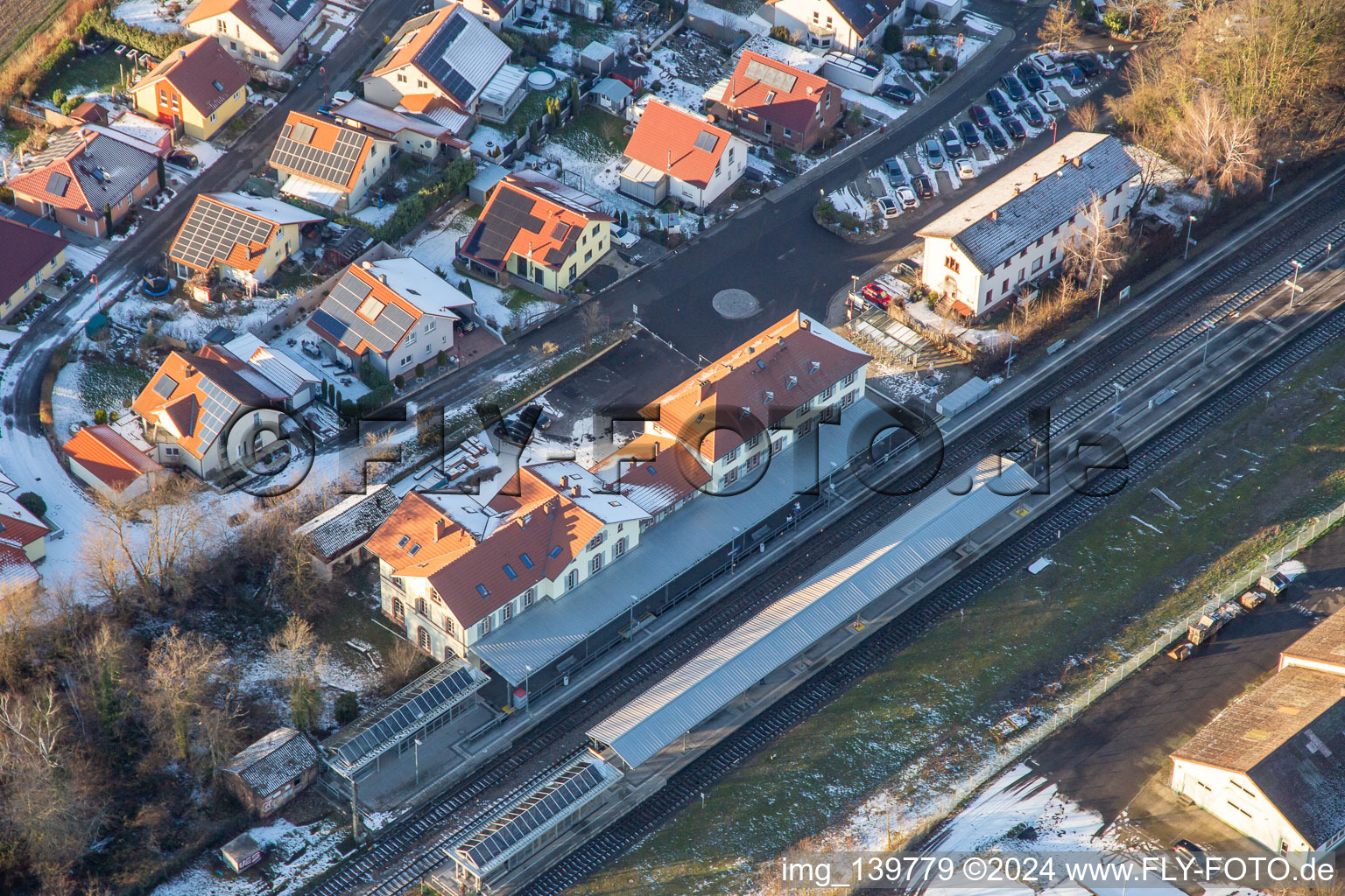 Luftbild von Bahnhof Winden und Neubaugebiet Am bhf im Bundesland Rheinland-Pfalz, Deutschland