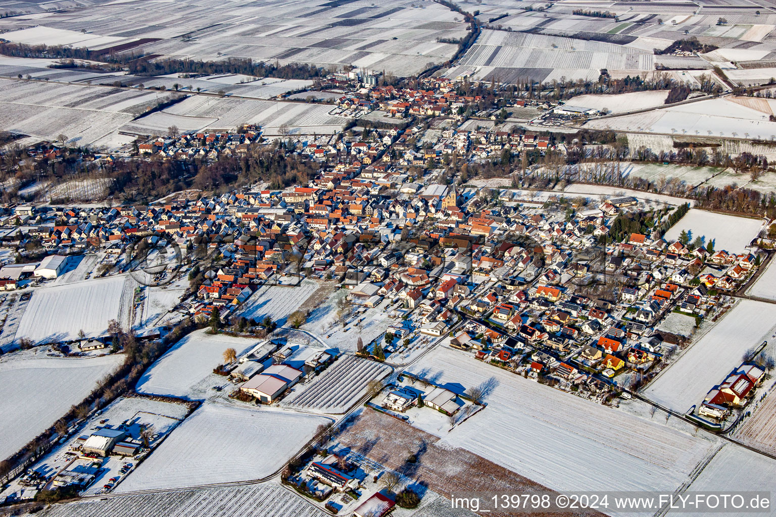 Von Südosten bei Winter im Schnee im Ortsteil Ingenheim in Billigheim-Ingenheim im Bundesland Rheinland-Pfalz, Deutschland