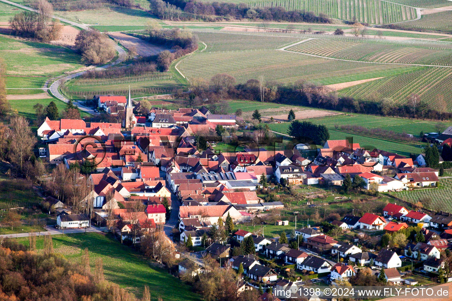 Dorf - Ansicht am Rande von landwirtschaftlichen Feldern und Nutzflächen im Ortsteil Heuchelheim in Heuchelheim-Klingen im Bundesland Rheinland-Pfalz, Deutschland