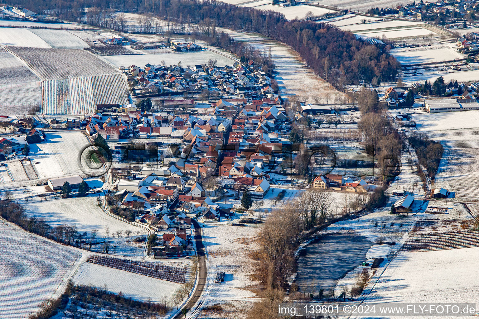 Von Osten bei Winter im Schnee im Ortsteil Klingen in Heuchelheim-Klingen im Bundesland Rheinland-Pfalz, Deutschland