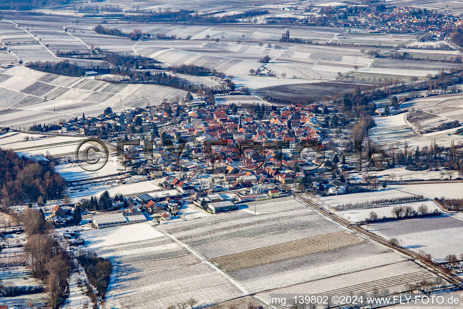 Von Osten bei Winter im Schnee im Ortsteil Heuchelheim in Heuchelheim-Klingen im Bundesland Rheinland-Pfalz, Deutschland