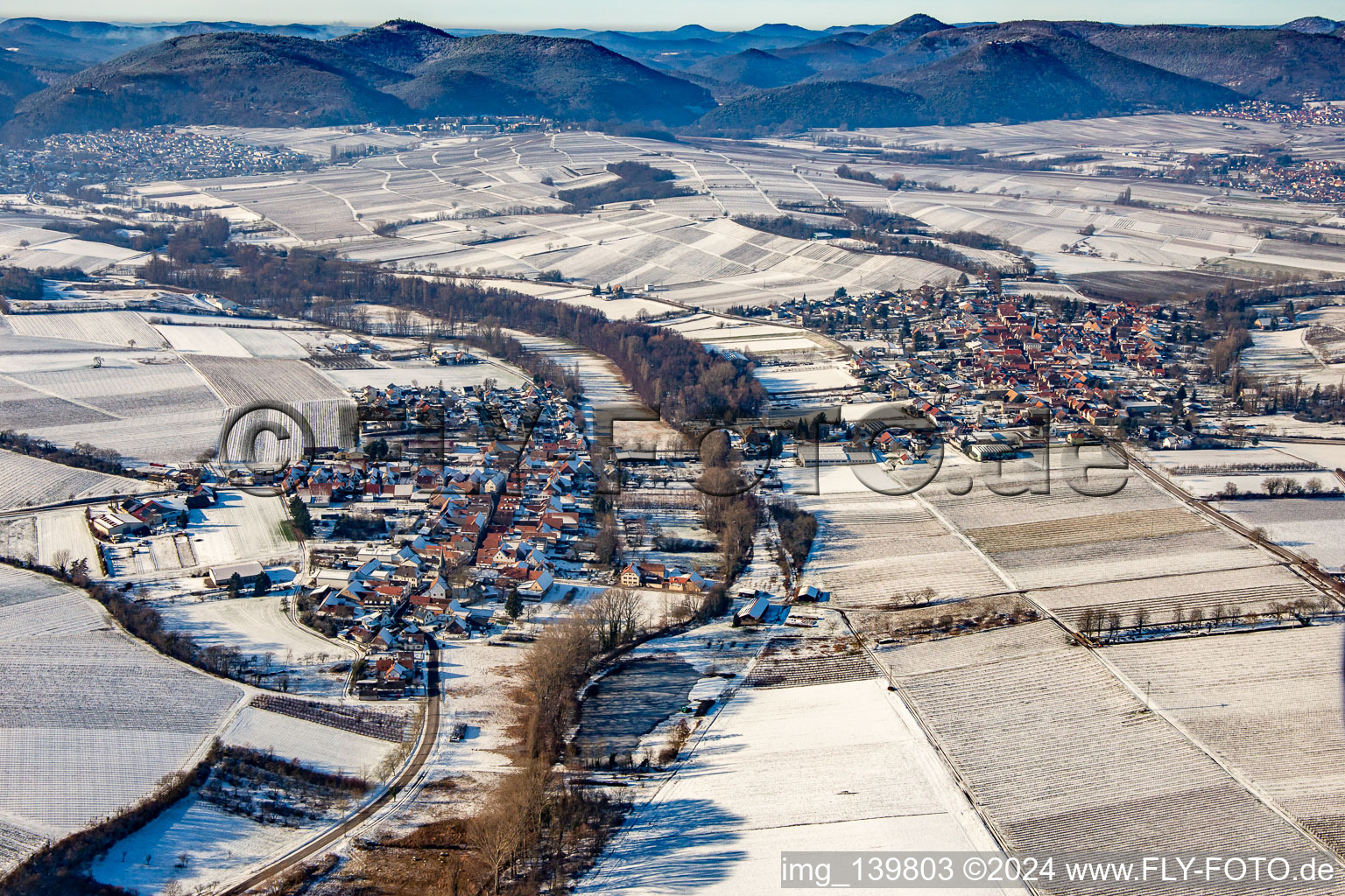 Luftbild von Von Osten bei Winter im Schnee im Ortsteil Klingen in Heuchelheim-Klingen im Bundesland Rheinland-Pfalz, Deutschland