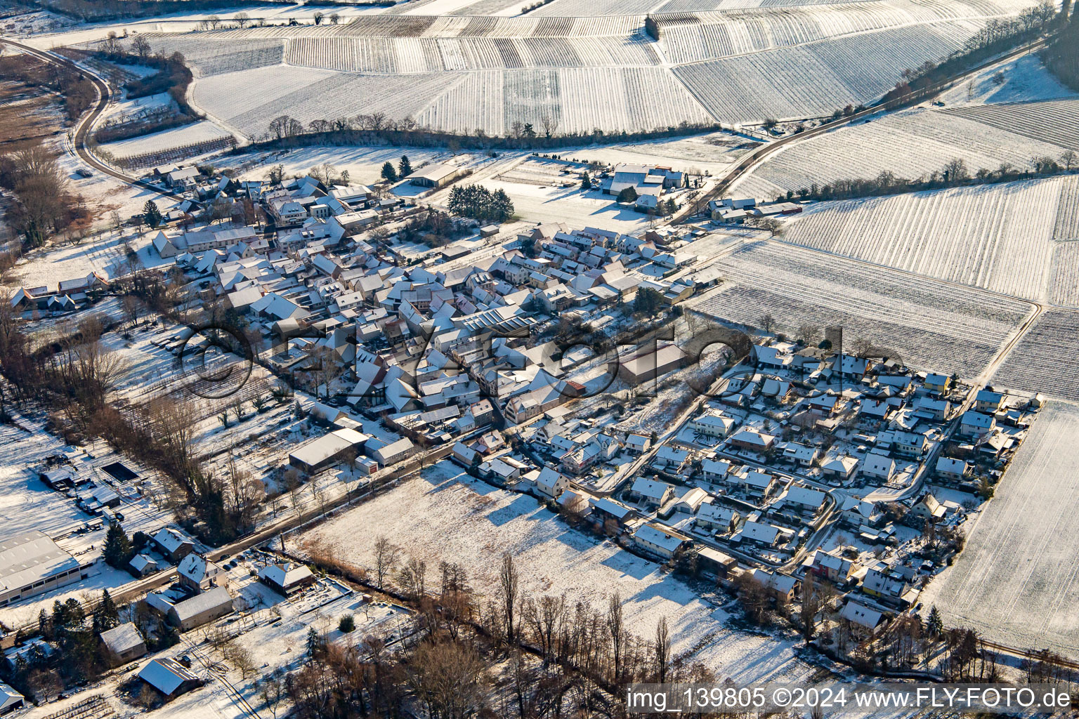Von Nordwesten bei Winter im Schnee im Ortsteil Klingen in Heuchelheim-Klingen im Bundesland Rheinland-Pfalz, Deutschland