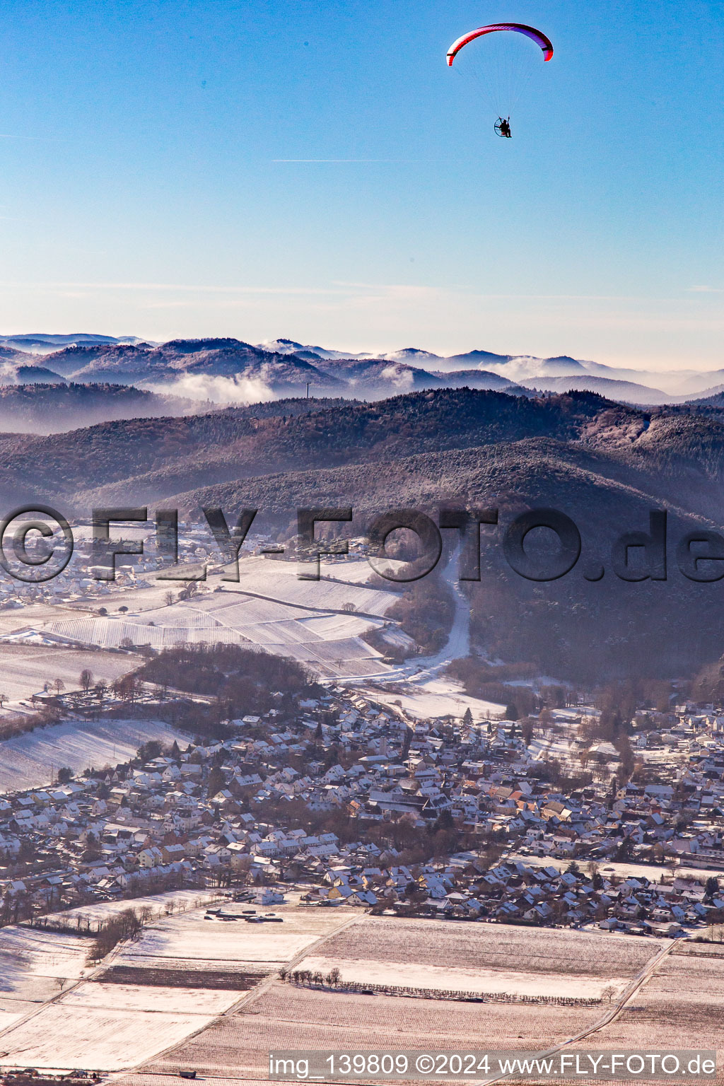 Von Osten bei Winter im Schnee mit Gleitschirm in Klingenmünster im Bundesland Rheinland-Pfalz, Deutschland