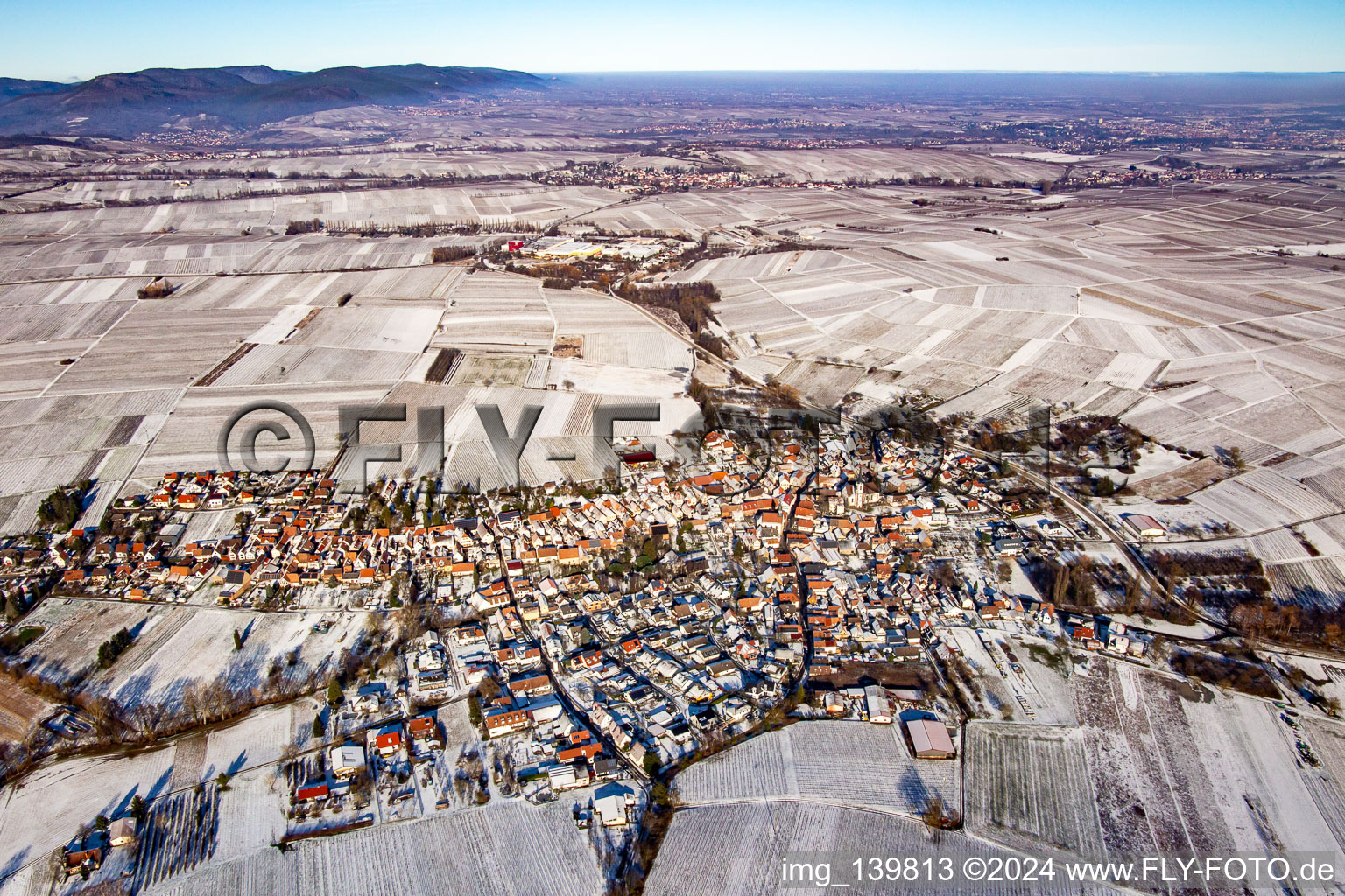 Luftbild von Von Süden bei Winter im Schnee in Göcklingen im Bundesland Rheinland-Pfalz, Deutschland