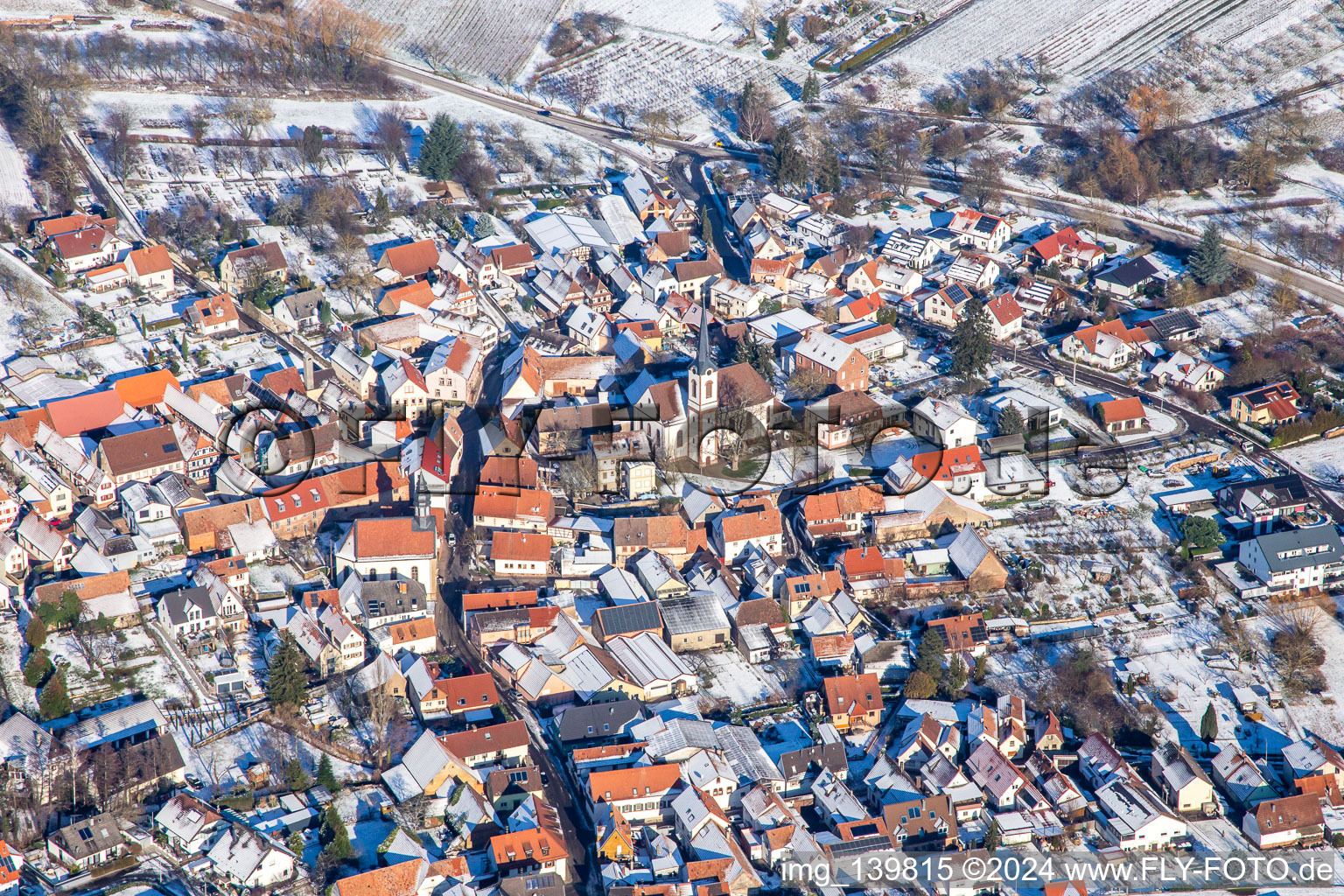 Laurentiuskirche von Süden bei Winter im Schnee in Göcklingen im Bundesland Rheinland-Pfalz, Deutschland