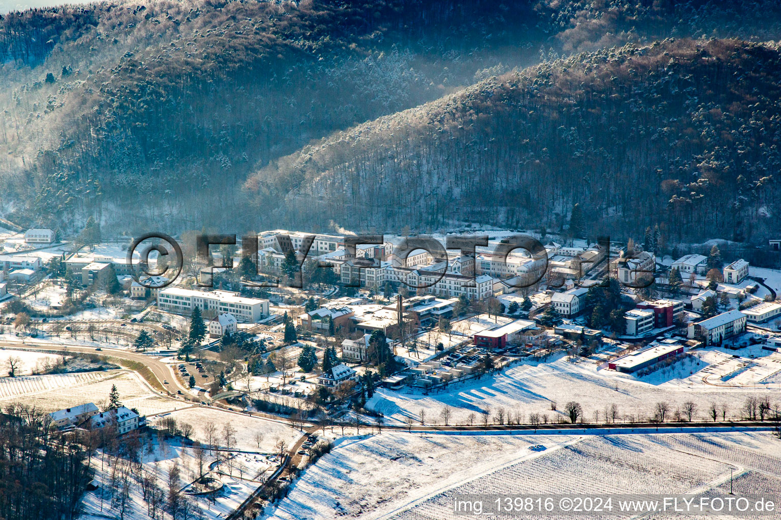 Pfalzklinik Landeck von Nordwesten bei Winter im Schnee in Klingenmünster im Bundesland Rheinland-Pfalz, Deutschland