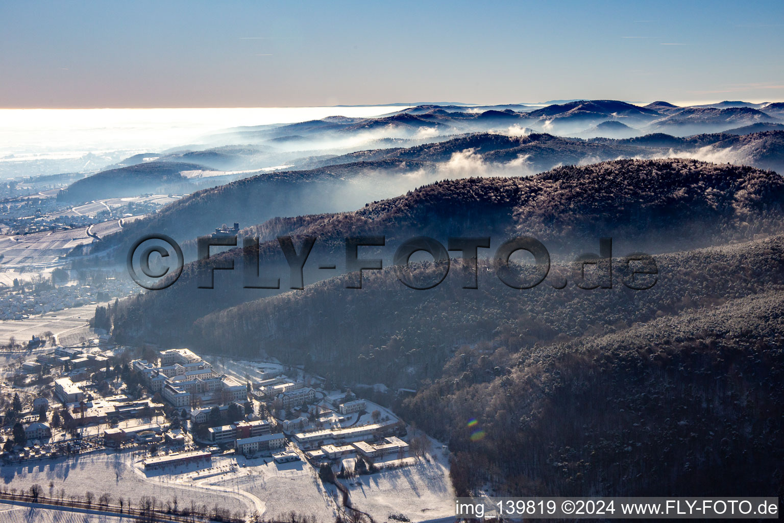 Luftbild von Pfalzklinik Landeck von Nordwesten bei Winter im Schnee in Klingenmünster im Bundesland Rheinland-Pfalz, Deutschland