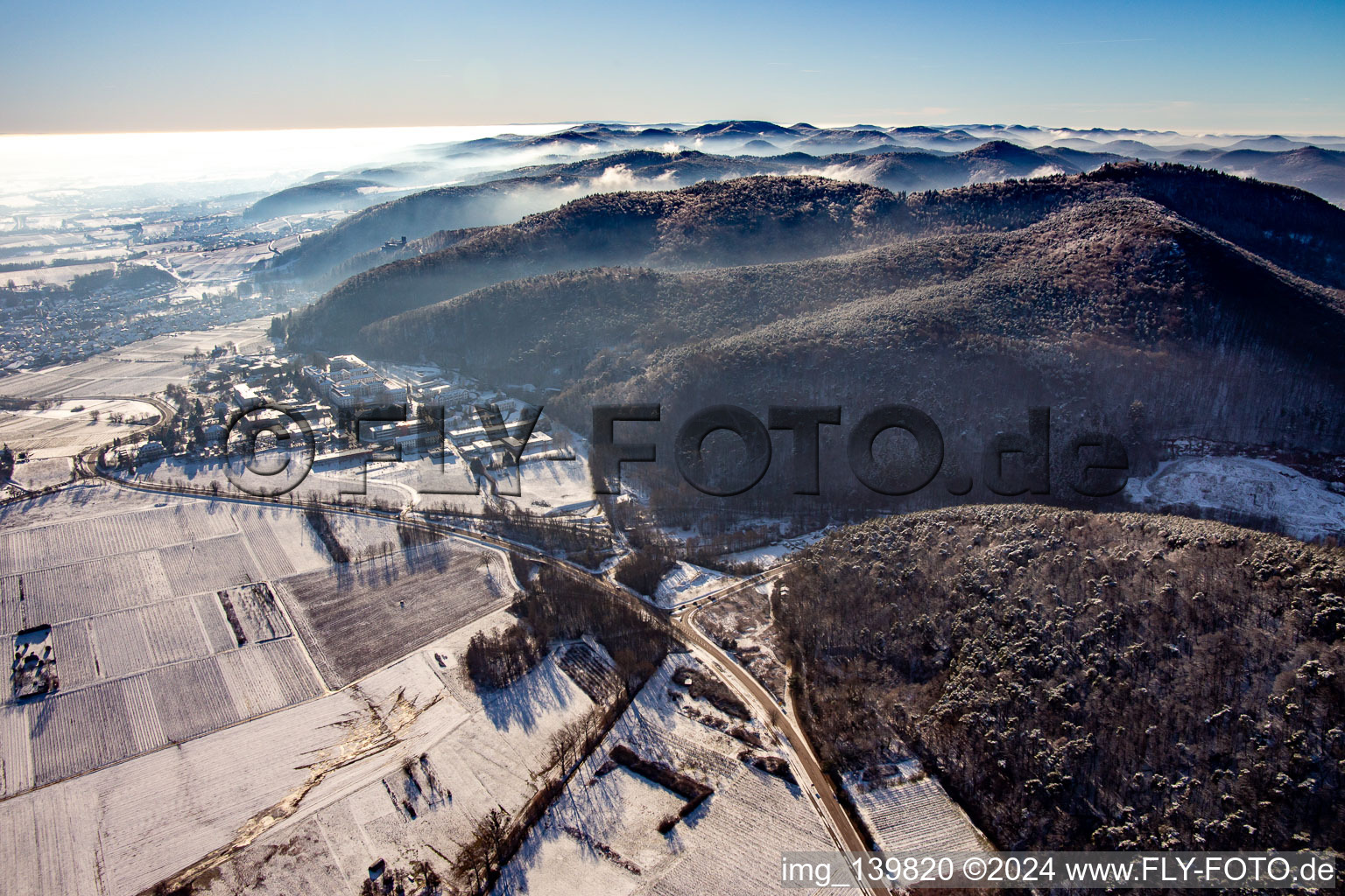 Haardtrand im Winter bei Schnee in Klingenmünster im Bundesland Rheinland-Pfalz, Deutschland