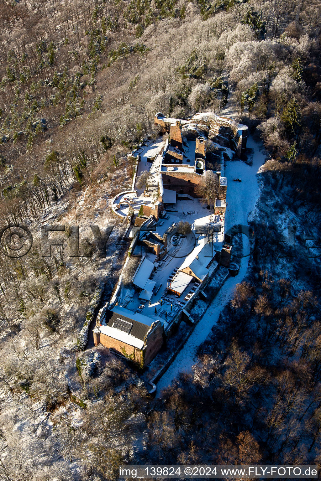 Luftaufnahme von Runie Madenburg im Winter bei Schnee in Eschbach im Bundesland Rheinland-Pfalz, Deutschland