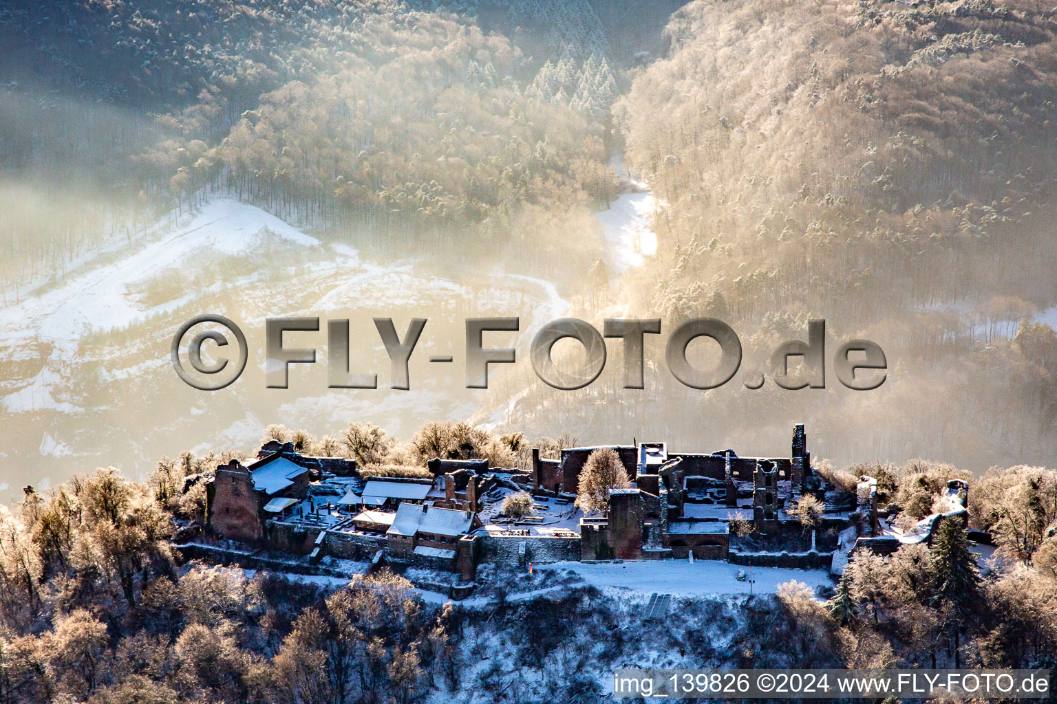 Schrägluftbild von Runie Madenburg im Winter bei Schnee in Eschbach im Bundesland Rheinland-Pfalz, Deutschland