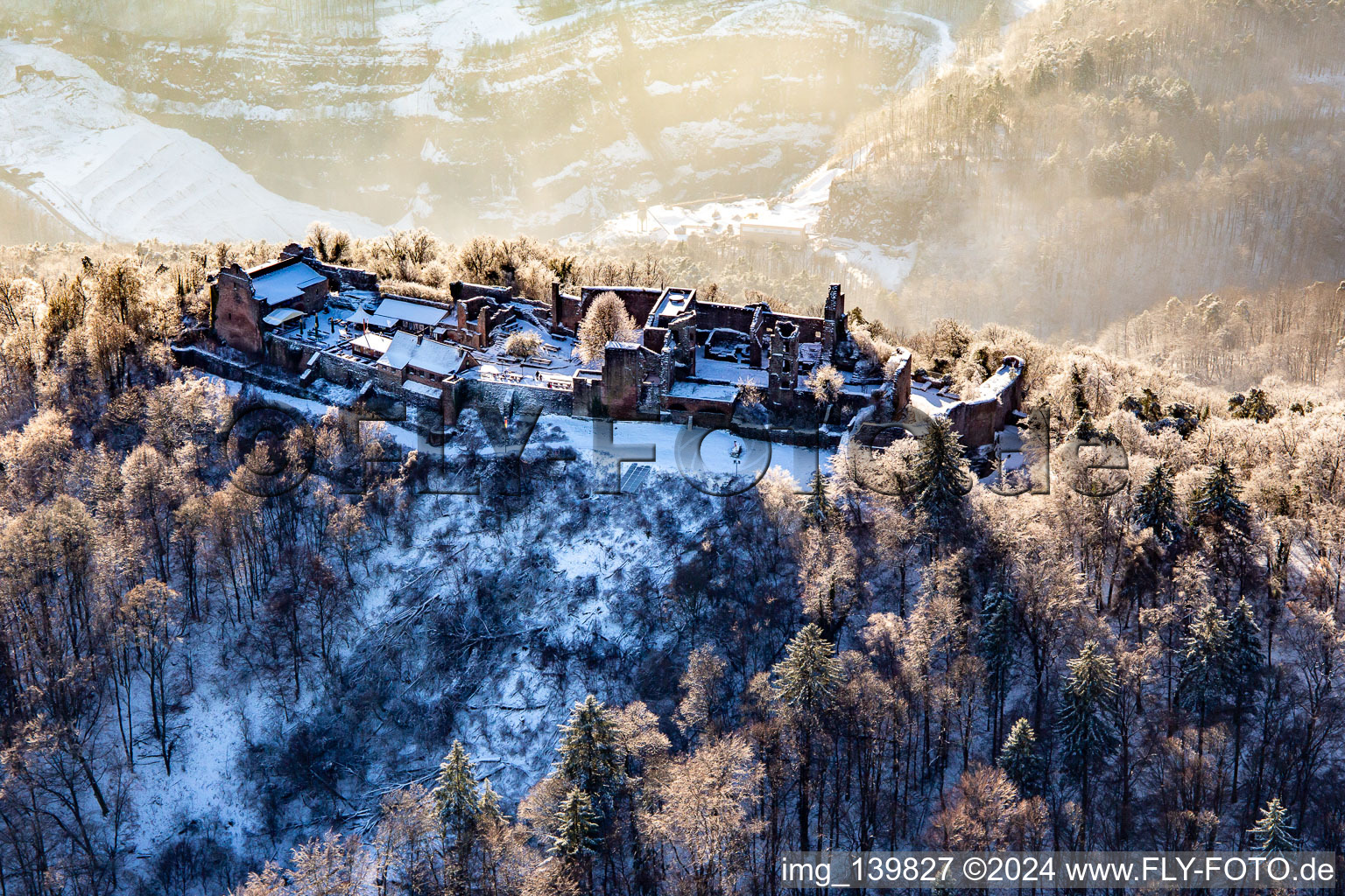 Runie Madenburg im Winter bei Schnee in Eschbach im Bundesland Rheinland-Pfalz, Deutschland von oben