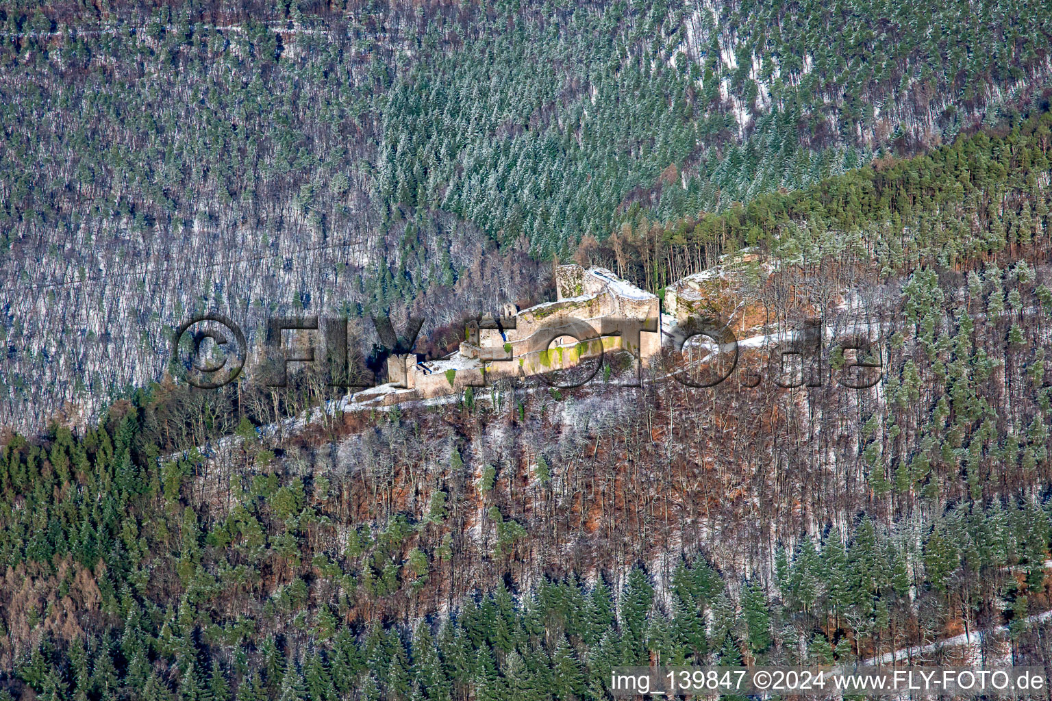 Luftbild von Burgruine Neuscharfeneck aus Süden im Winter bei Schnee in Flemlingen im Bundesland Rheinland-Pfalz, Deutschland