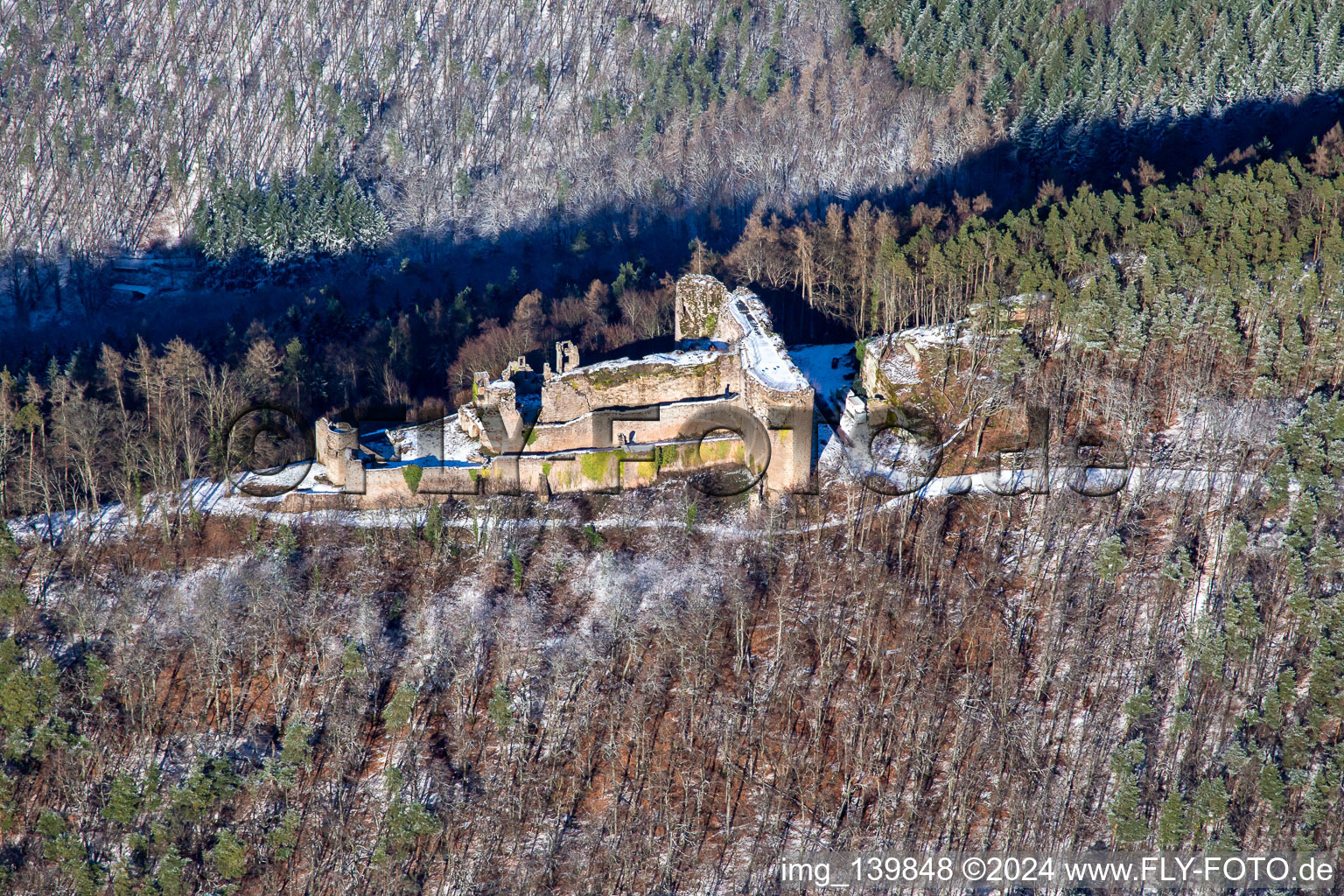 Luftaufnahme von Burgruine Neuscharfeneck aus Süden im Winter bei Schnee in Flemlingen im Bundesland Rheinland-Pfalz, Deutschland