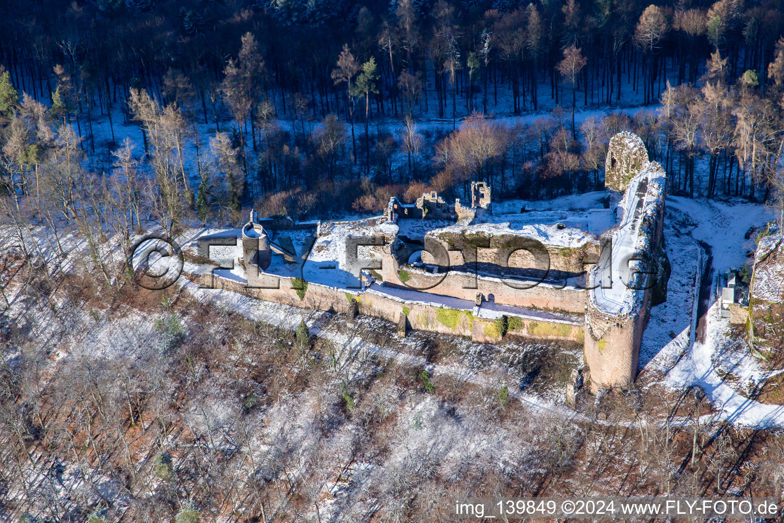 Schrägluftbild von Burgruine Neuscharfeneck aus Süden im Winter bei Schnee in Flemlingen im Bundesland Rheinland-Pfalz, Deutschland