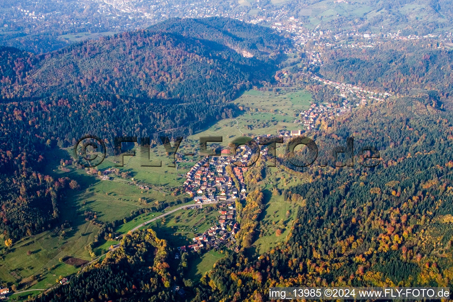 Dorf - Ansicht am Rande von landwirtschaftlichen Feldern und Nutzflächen im Ortsteil Geroldsau in Baden-Baden im Bundesland Baden-Württemberg, Deutschland