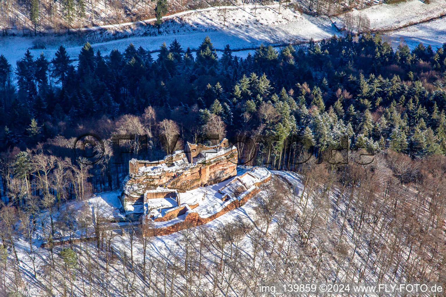 Burg Meisteresel von Süden im Winter bei Schnee in Ramberg im Bundesland Rheinland-Pfalz, Deutschland