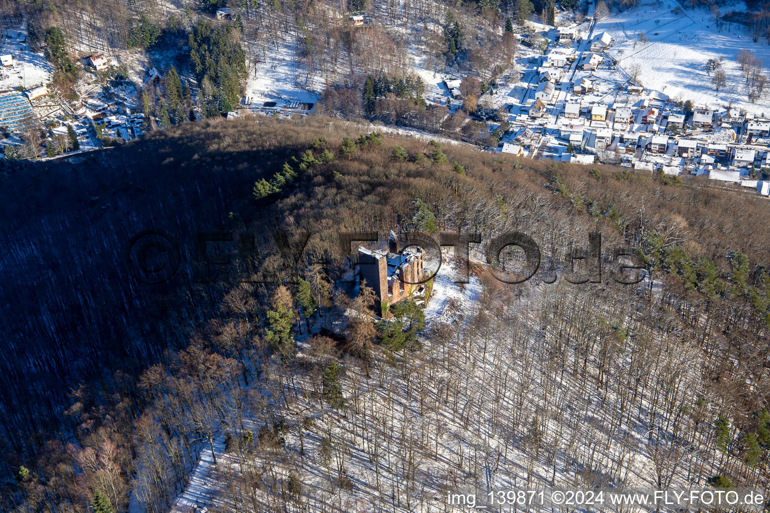 Burgruine Ramburg im Winter bei Schnee in Ramberg im Bundesland Rheinland-Pfalz, Deutschland von oben gesehen