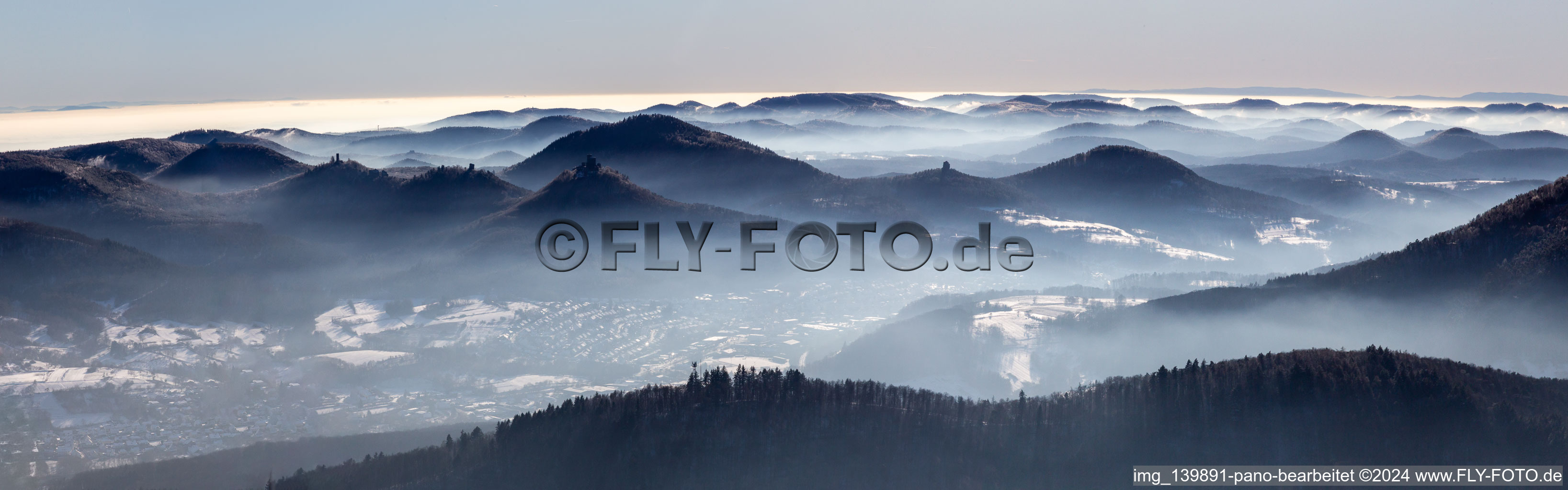Panorama des Pfälzerwald mit Burg Trifels, Burgruinen Anebos und Scharfenberg über dem Queichtal aus Norden im Winter bei Schnee in Eußerthal im Bundesland Rheinland-Pfalz, Deutschland