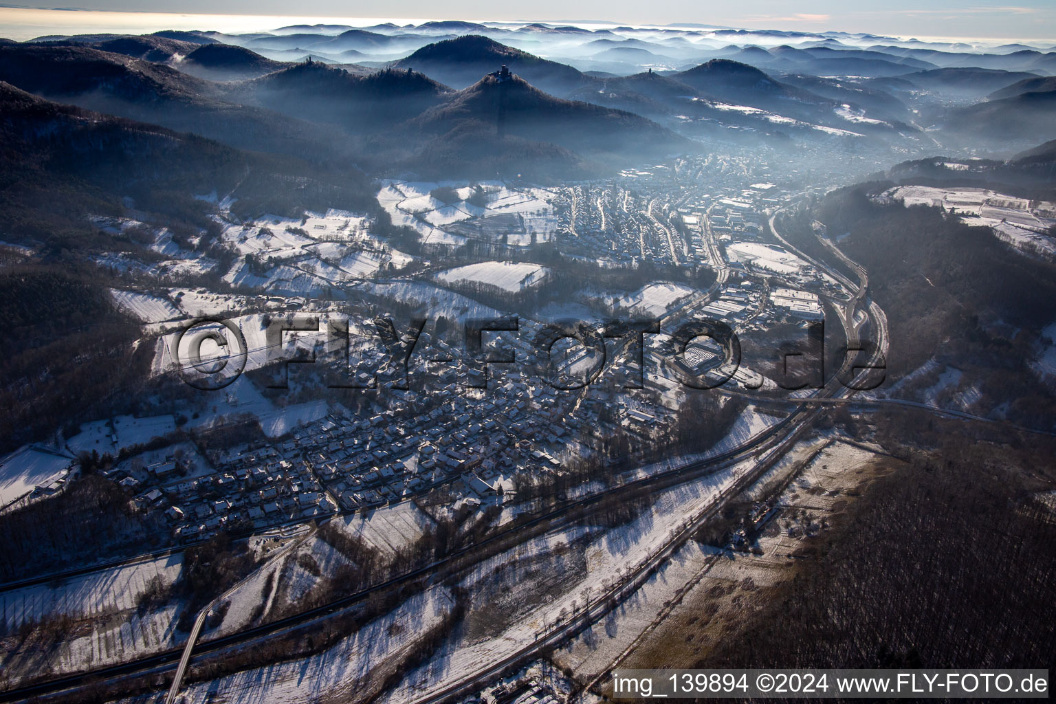 Von Nordosten im Winter bei Schnee im Ortsteil Queichhambach in Annweiler am Trifels im Bundesland Rheinland-Pfalz, Deutschland