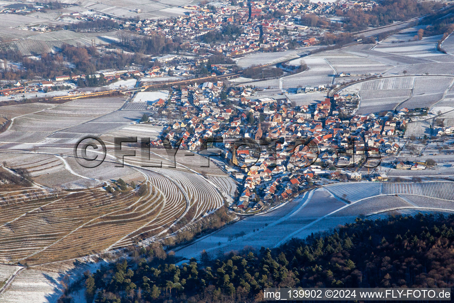 Luftaufnahme von Weinlage Keschdebusch aus Westen im Winter bei Schnee in Birkweiler im Bundesland Rheinland-Pfalz, Deutschland