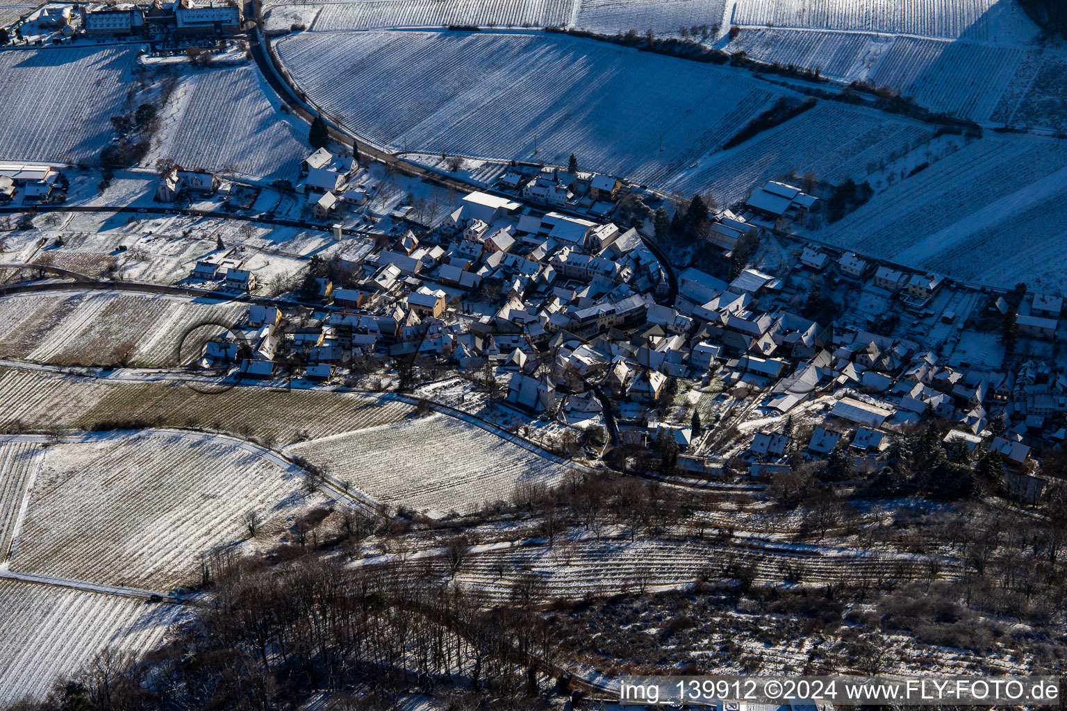 Von Norden im Winter bei Schnee in Leinsweiler im Bundesland Rheinland-Pfalz, Deutschland