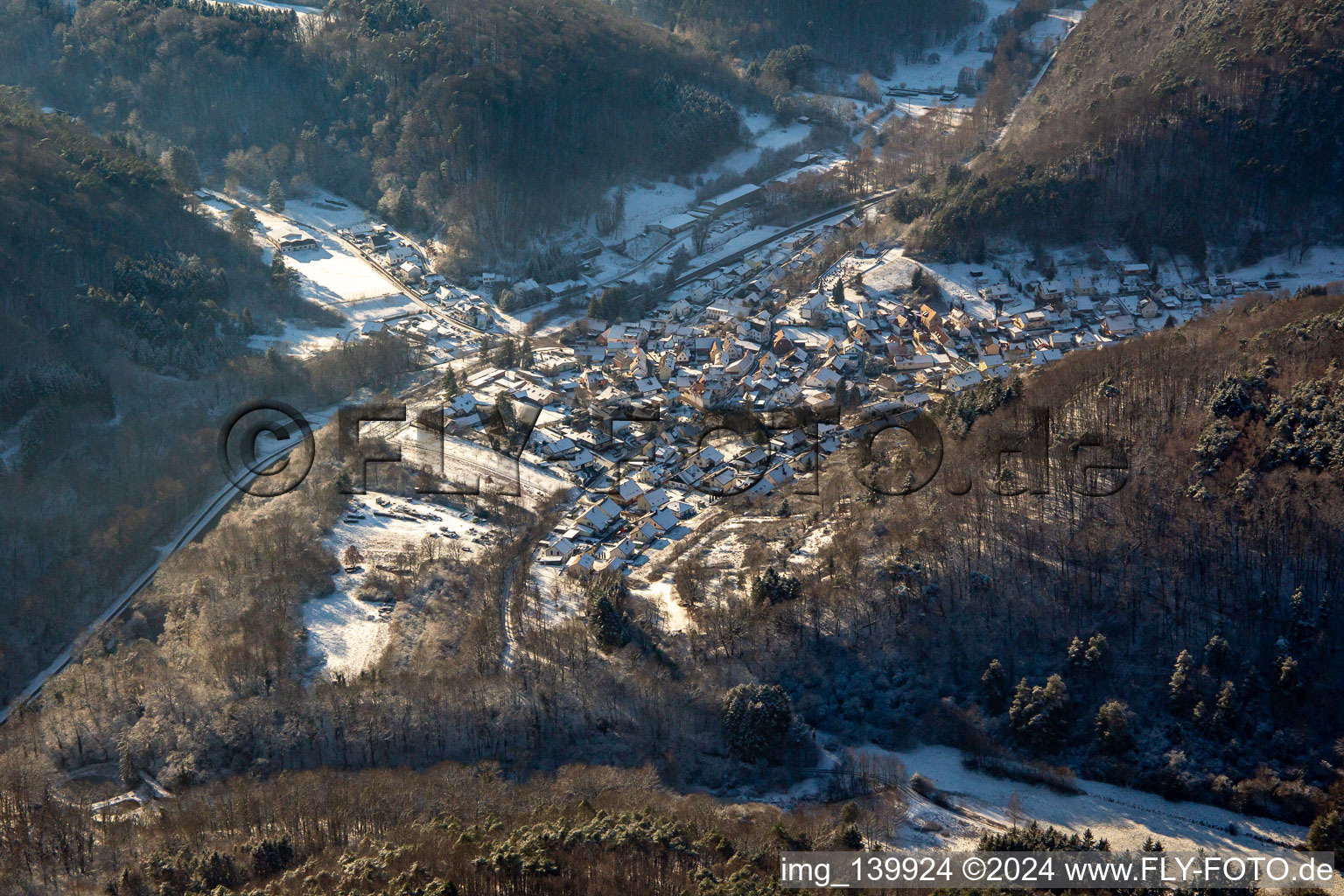 Luftbild von Von Nordosten im Winter bei Schnee in Waldhambach im Bundesland Rheinland-Pfalz, Deutschland